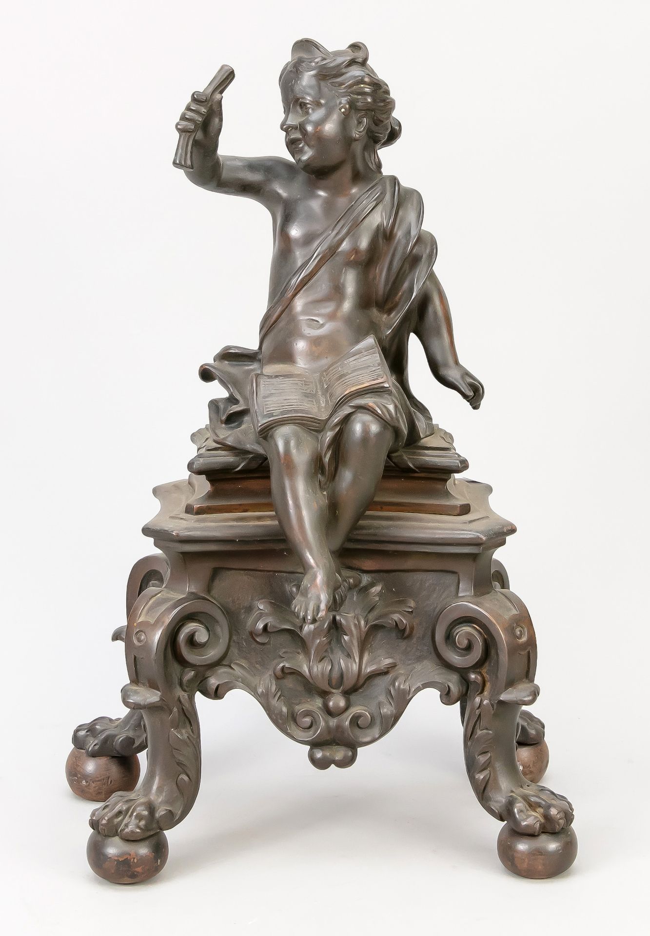 Null 19世纪的匿名雕塑家，一个拿着音乐书的女孩的寓言人物，坐在一个有爪子的基座上，深色的青铜，没有签名，高41厘米