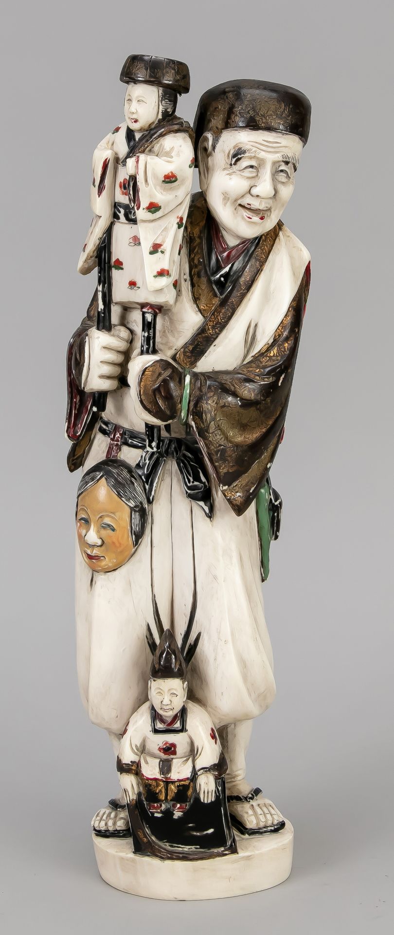 Null 象牙雕像/和服，日本，19世纪末（明治）。拿着棍子木偶的人，腰上挂着一个没有戏剧性的面具。部分多色漆，局部为金色。底座下的木刻签名，高34厘米。