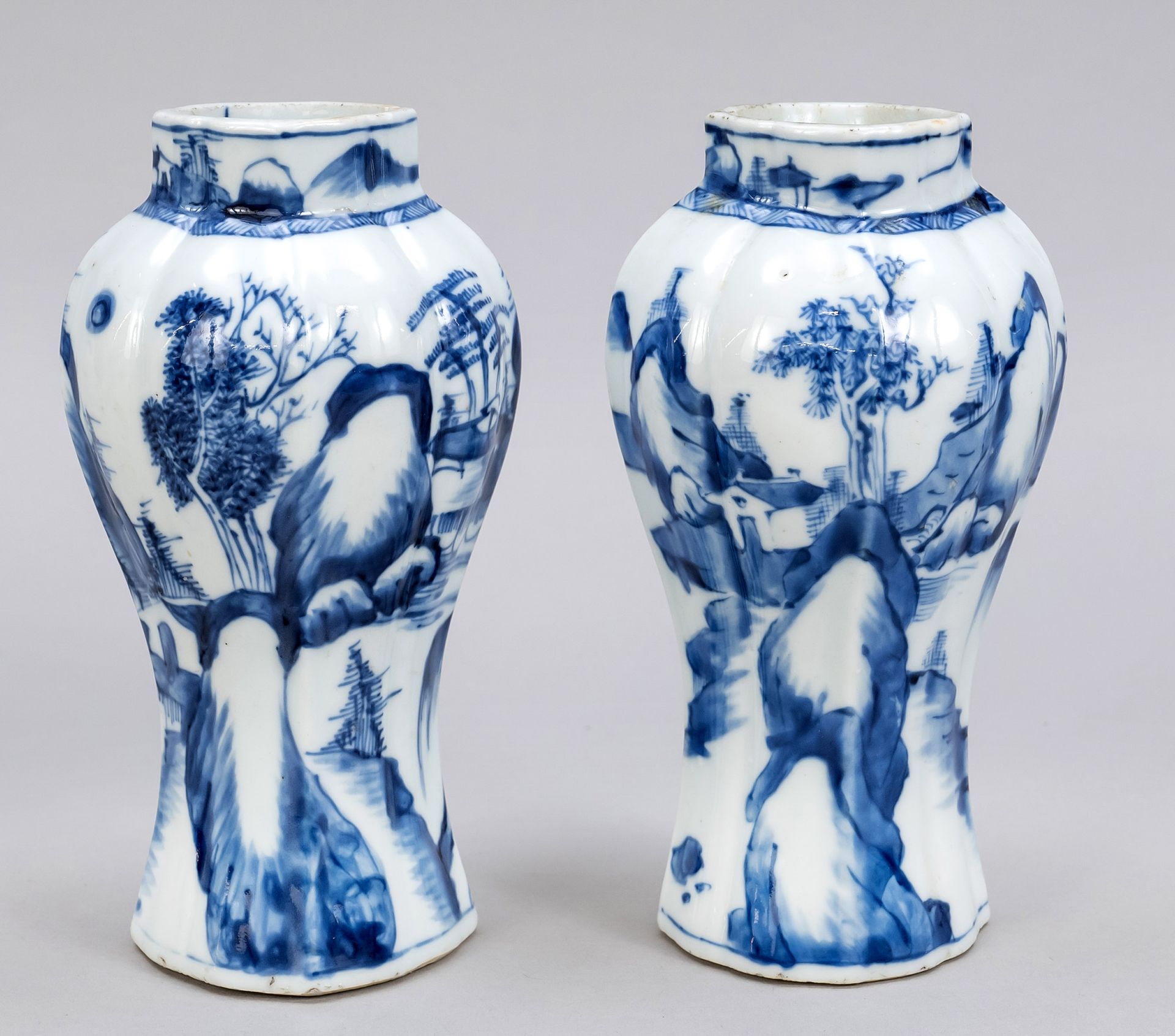 Null Paire de vases lobés à décor bleu et blanc, Chine, 17e/18e s. (Kangxi/Qing)&hellip;