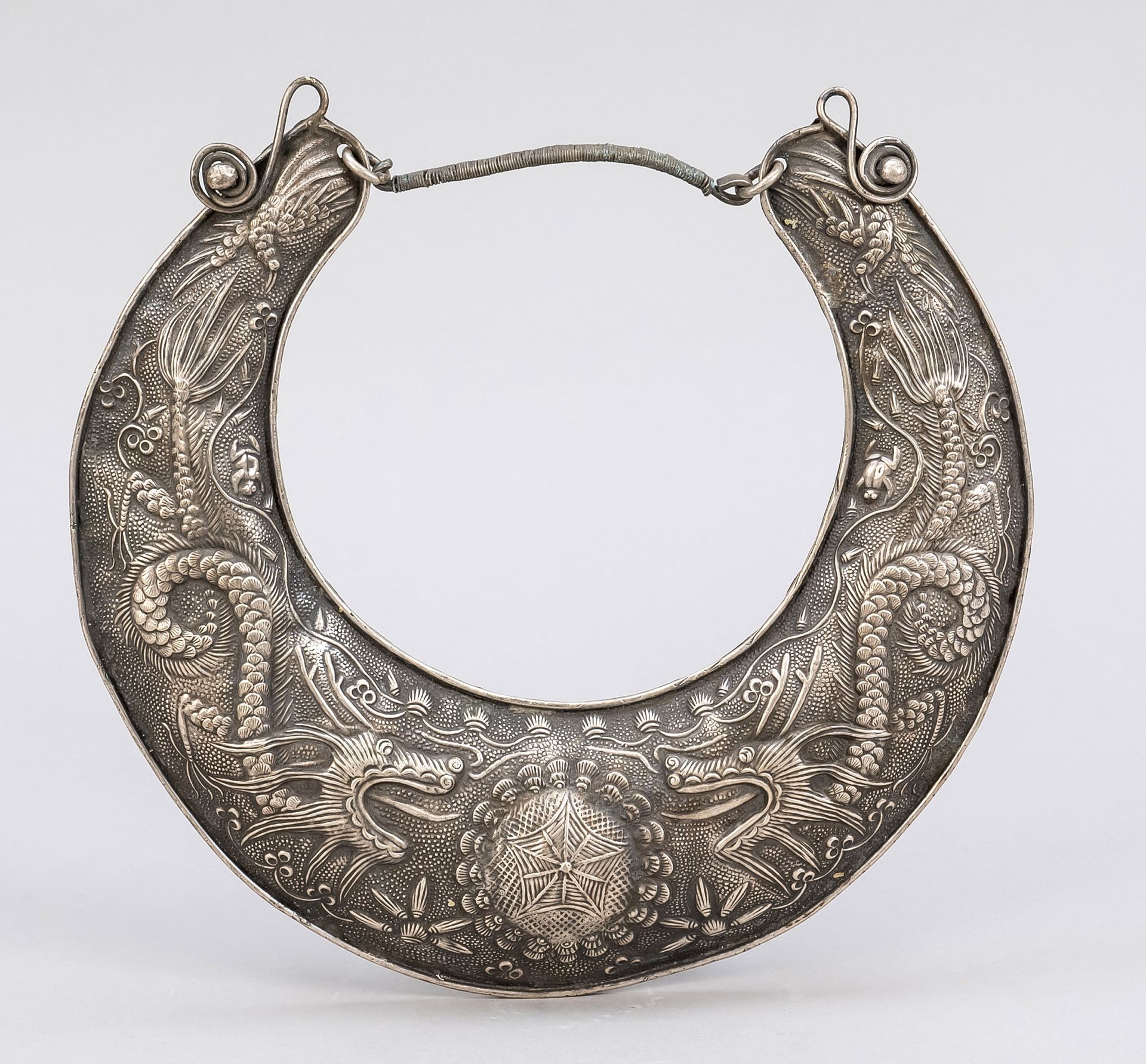 Null 项链，中国，大概19世纪，镀银。月牙形，浮雕装饰有正面的龙，直径约23厘米。
