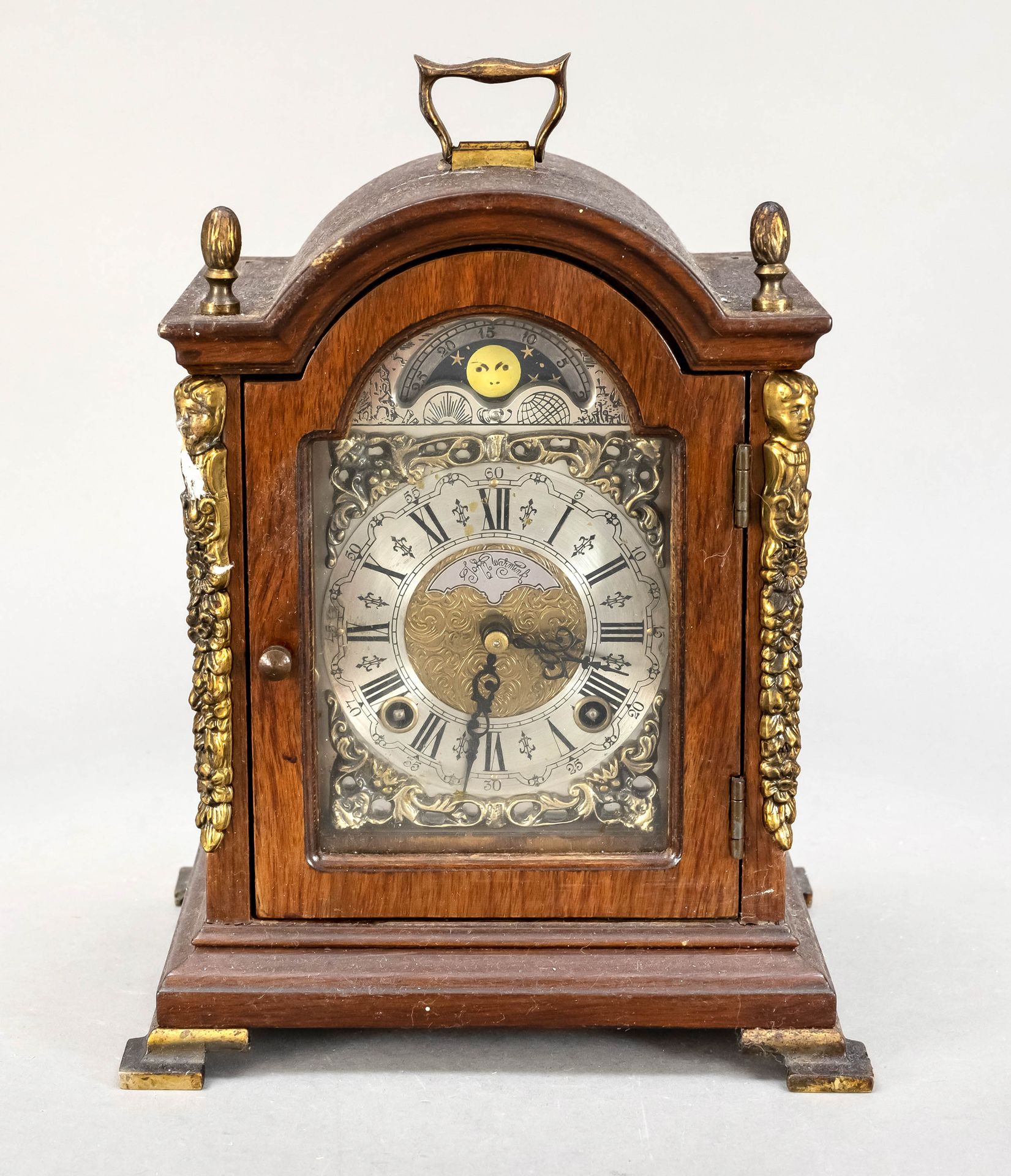 Null 英国台钟，20世纪，标记为Warmink London，木制，有镀金的把手和松果，两侧的镂空声窗以织物为背景，表盘上有月相和罗马数字，银色的地面，发黑&hellip;