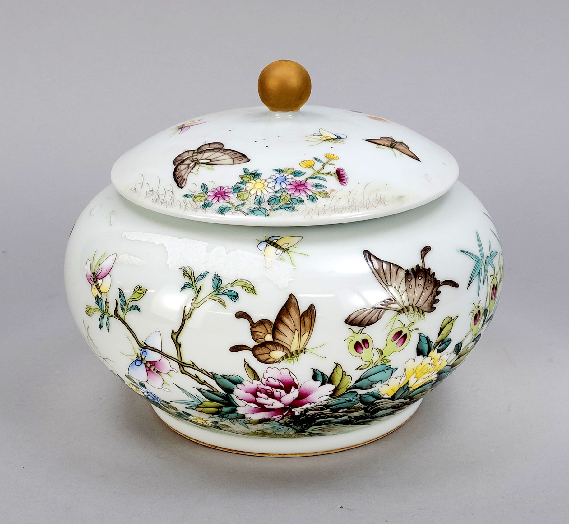 Null Famille Rose lidded tureen, China, 20th c., decorated all around with natur&hellip;