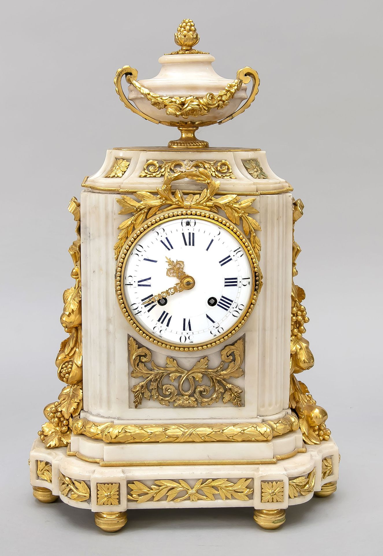 Null French white marble pendulum, 2nd half of 19th c., decorated with gilded br&hellip;