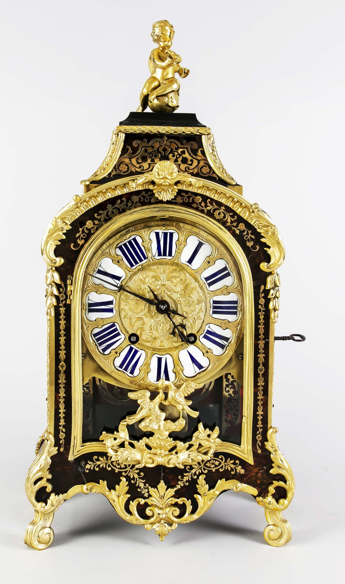 Null 布尔钟，19世纪下半叶，带有应用的镀金装饰元素，冠以一个在球体上吹笛子的莆田人，在镀金玻璃边缘的白色珐琅纸上有蓝色的罗马数字，法国机芯标有 "Lepi&hellip;