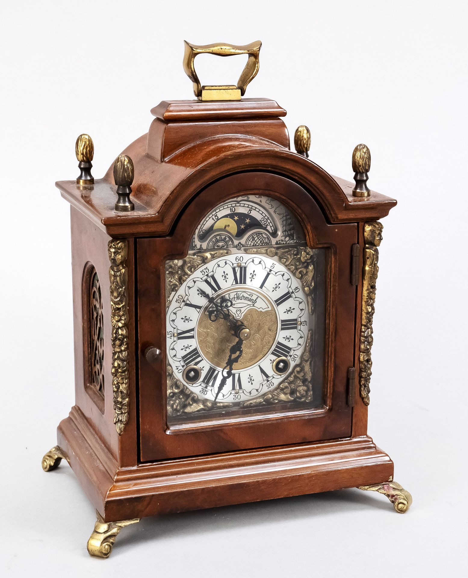 Null 英国台钟，20世纪，标有Warmink伦敦，木质，有镀金的把手和松果，两侧的镂空声窗用织物衬托，表盘上有月相和罗马数字，银色的地面，发黑的指针，浮动的&hellip;