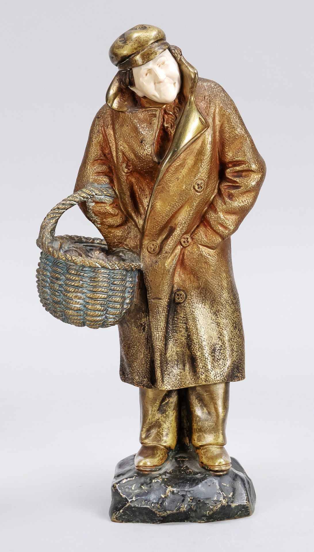 Null 签名为Secarel，雕塑家，约1920年，菊花象人物 "卖水果的"，带着帽子和外套的老人，提着一篮子水果，青铜，金黄色的光泽，面部是雕刻的象牙。签名&hellip;