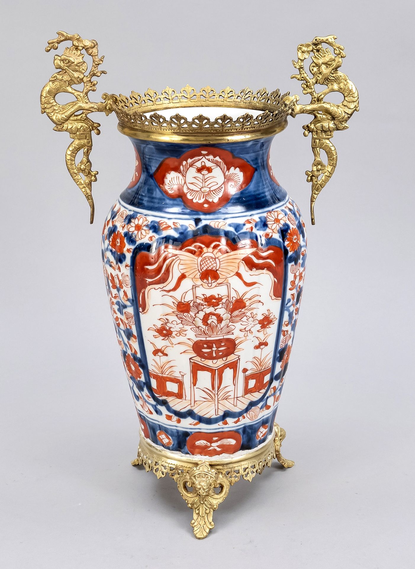 Null 伊万里花瓶，黄铜支架，花瓶日本，18/19世纪，肋壁，颈部略微缩进。釉下蓝和铁红的装饰，有两个配套的弧形插花。欧洲支架，高35厘米