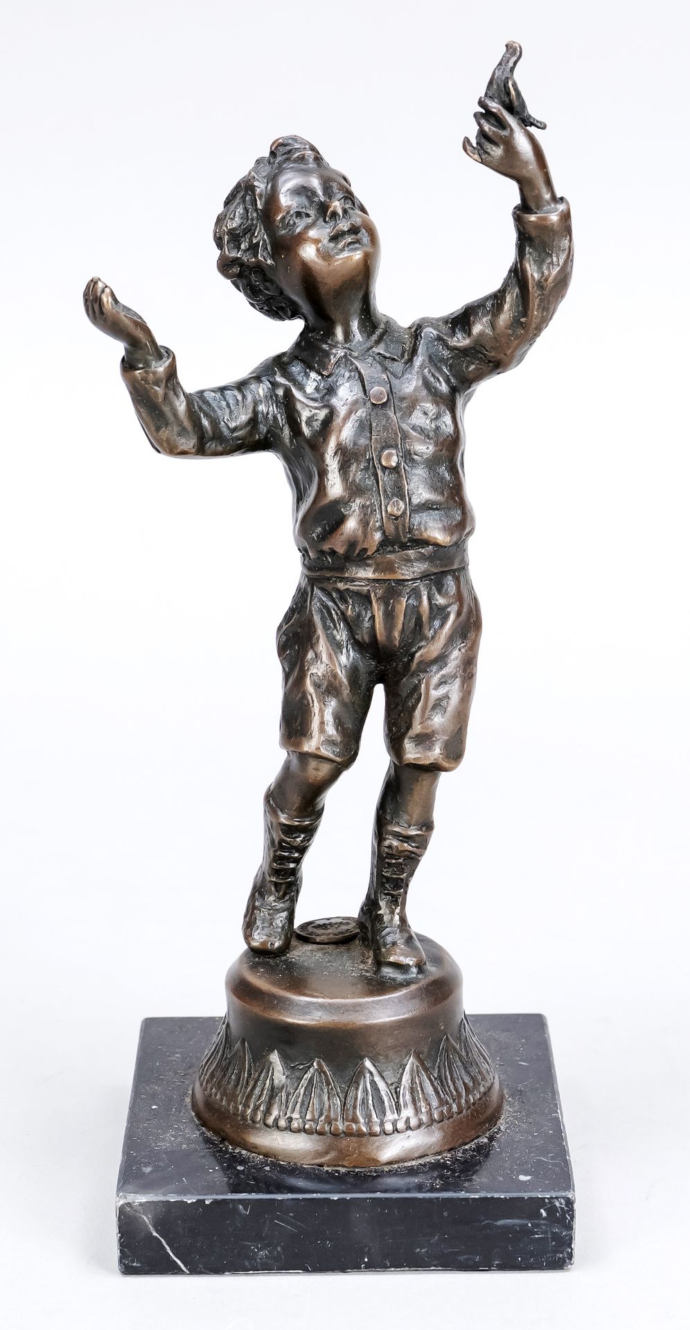 Null 匿名雕塑家，约1900年，男孩将一只鸟放归大自然，大理石基座上的深色青铜，无签名，高23.5厘米