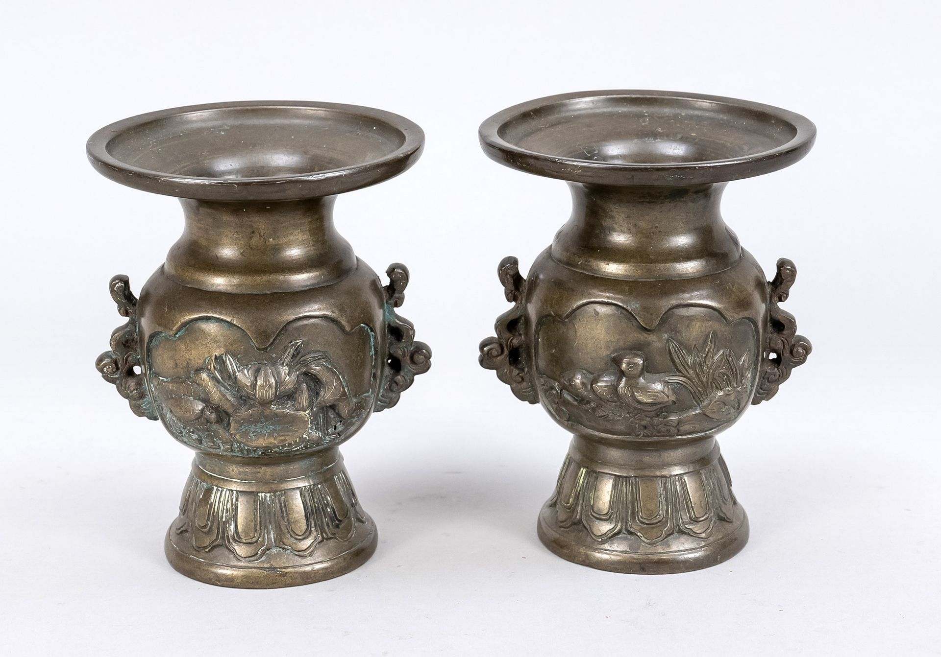 Null 一对花瓶，日本，19世纪（江户/明治），青铜。壶身有2个弯曲的刻痕，刻有睡莲和鸟类，把手是造型的云带，高12厘米。