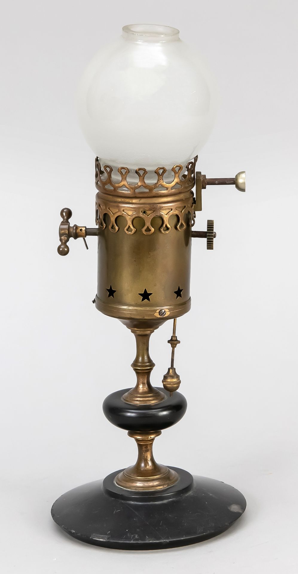 Null 约1870年的夜钟，标记为Eugene Farcot法国，简单的钟摆机芯，发条运行，显示器不存在，牛奶玻璃球存在且状况良好，底座在黑色玛瑙盘和黄铜垫片&hellip;