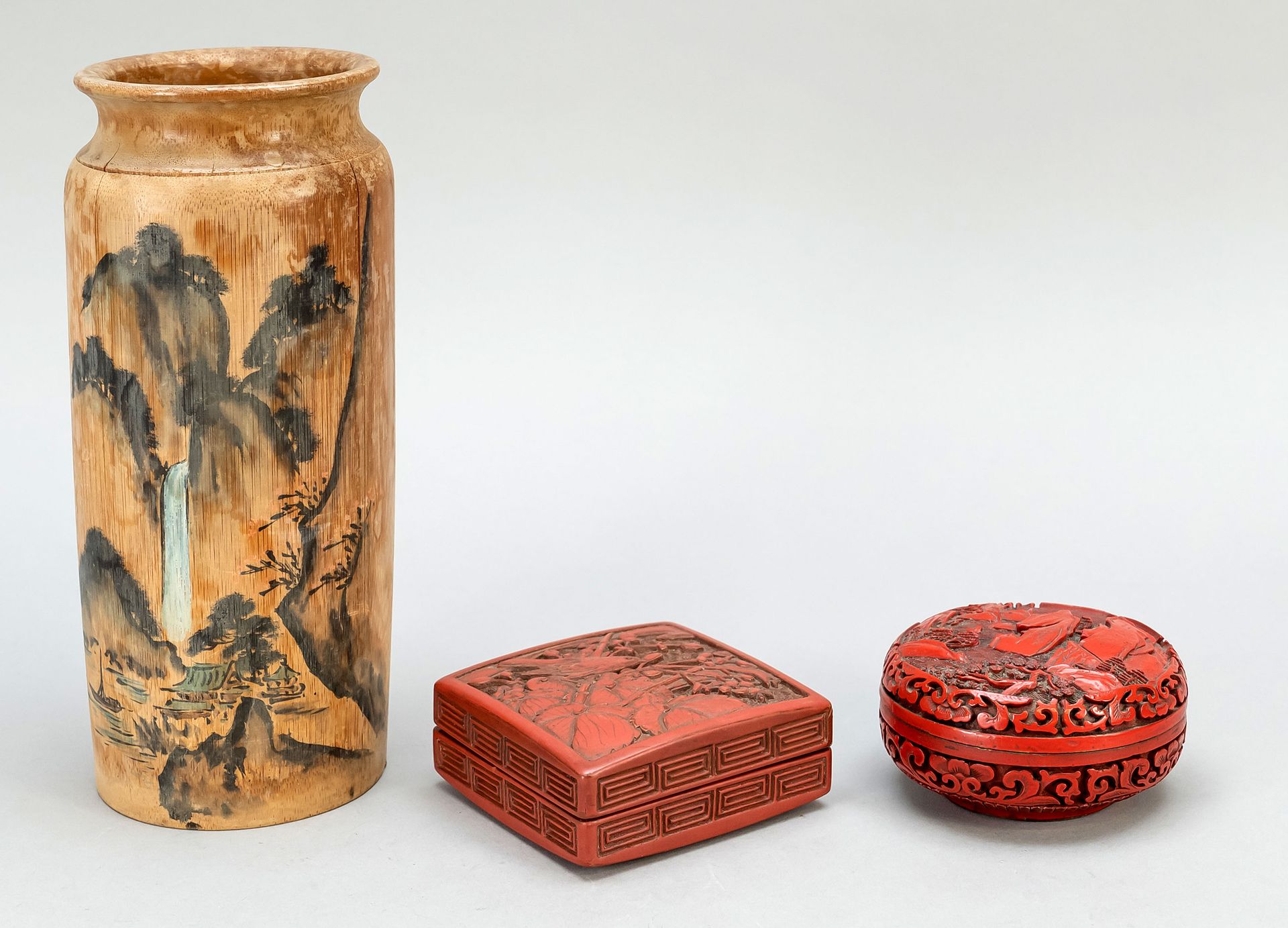 Null 三件套，包括一个方形的假雕漆盖盒，上面有花枝上的鸟（9 x 9 x 3.5厘米/日本），一个圆形的朱砂雕漆盒，上面有山水装饰（直径9.5厘米/中国）和&hellip;