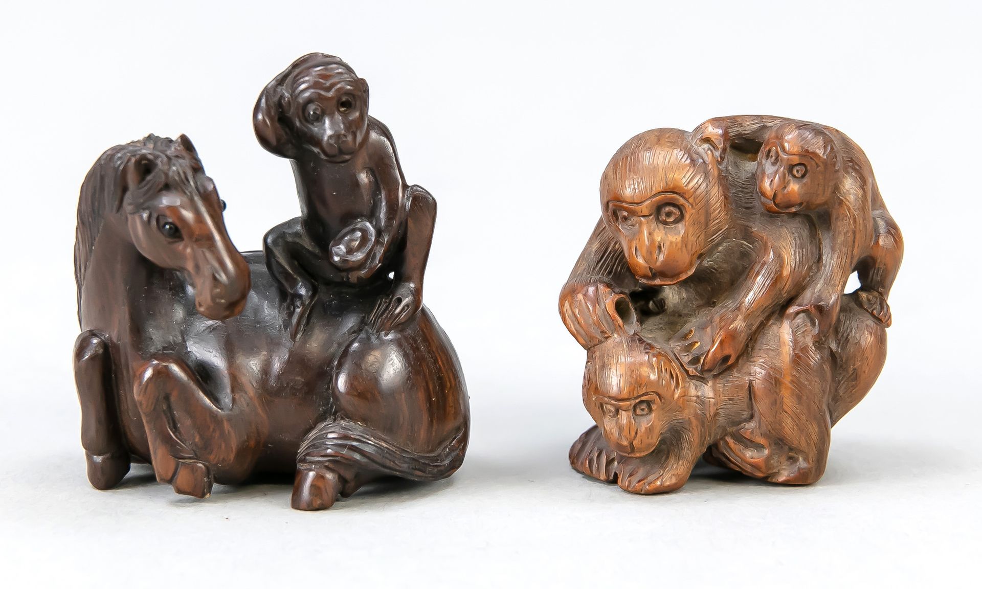 Null 2 Netsuke, Giappone, 19°/20° secolo, legno di bosso/legno. 1 scimmia e cava&hellip;