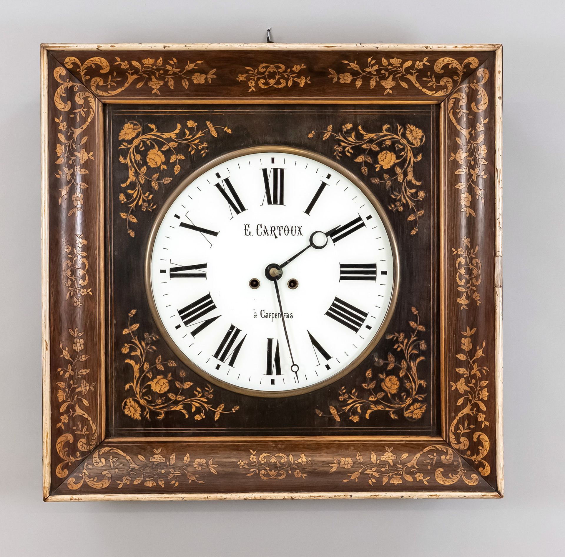 Null 大框架时钟，木质，带花纹镶嵌，标有E.Cartoux a Carpentras，白色玻璃表盘，带罗马数字，法式。粘土弹簧上的1/2小时报时圆形机芯，机&hellip;