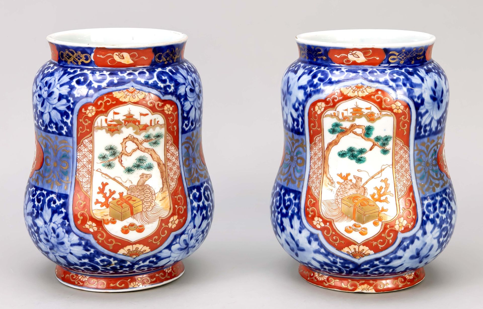 Null 一对伊万里花瓶，日本，19世纪，弧形壁。器身有2个相配的弧形刻痕，背景有钴蓝色的莲花卷须，高22厘米。