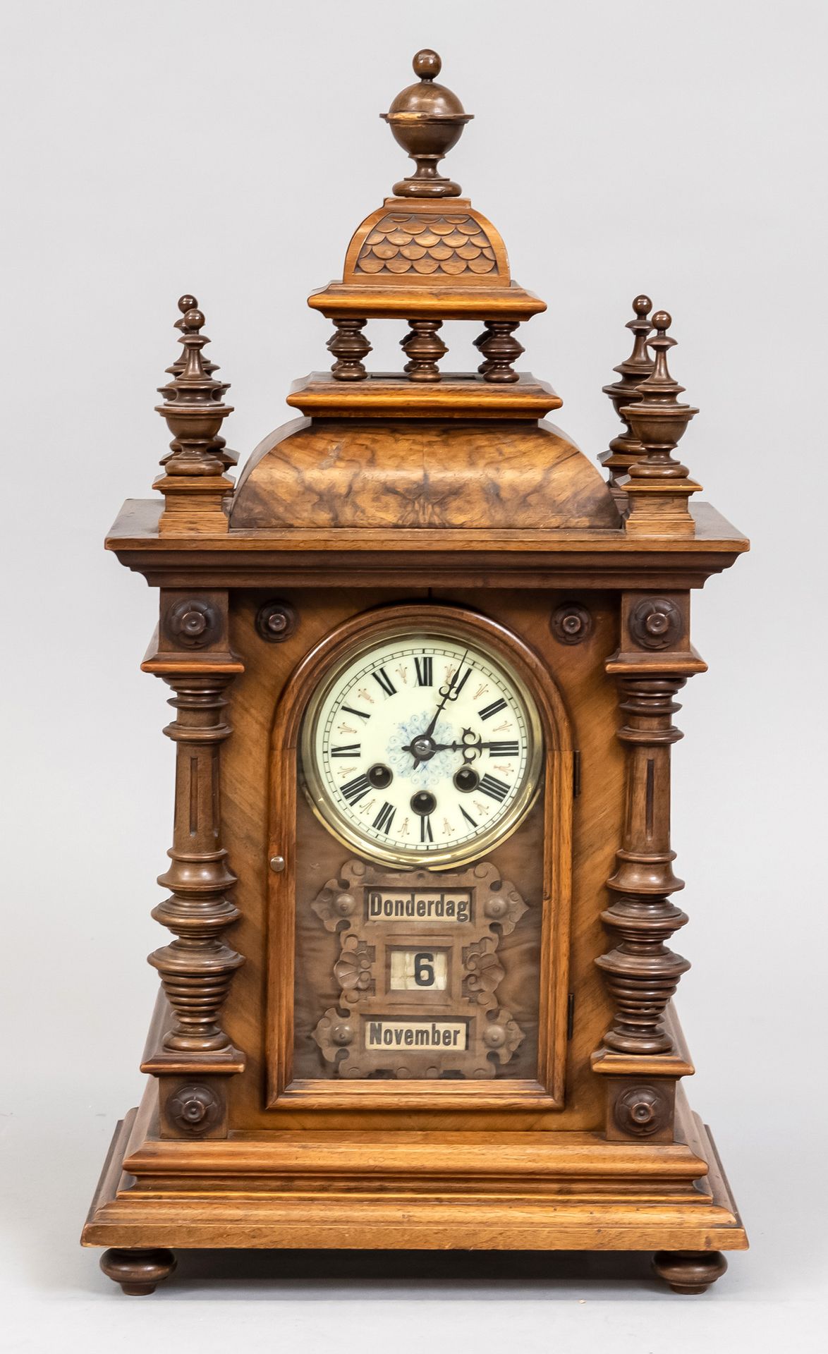 Null Horloge de table en bois, vers 1900, avec tourelle et rosaces appliquées, t&hellip;