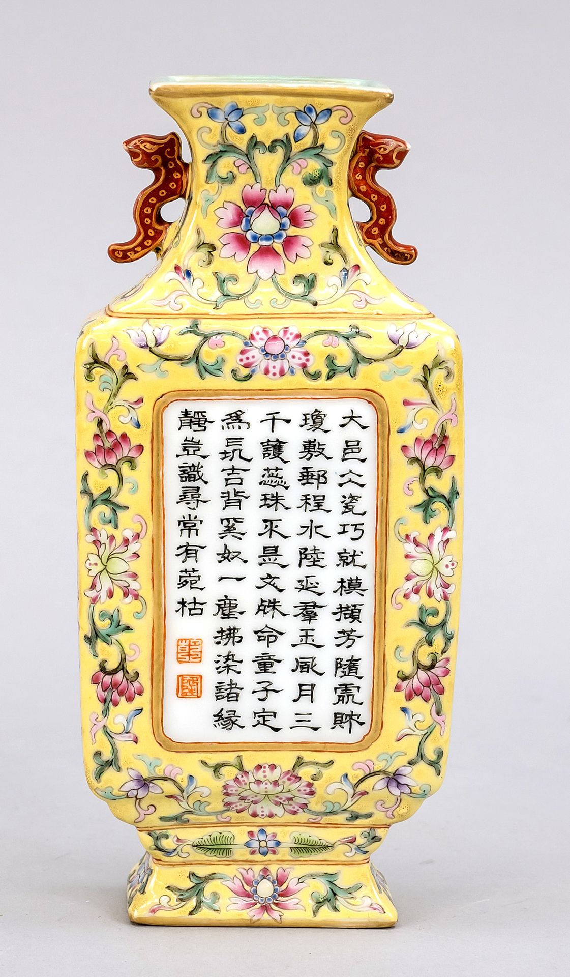 Null Gelbgrundige Famille Rose Wandvase, China, 20. Jh., große Reserve mit Gedic&hellip;