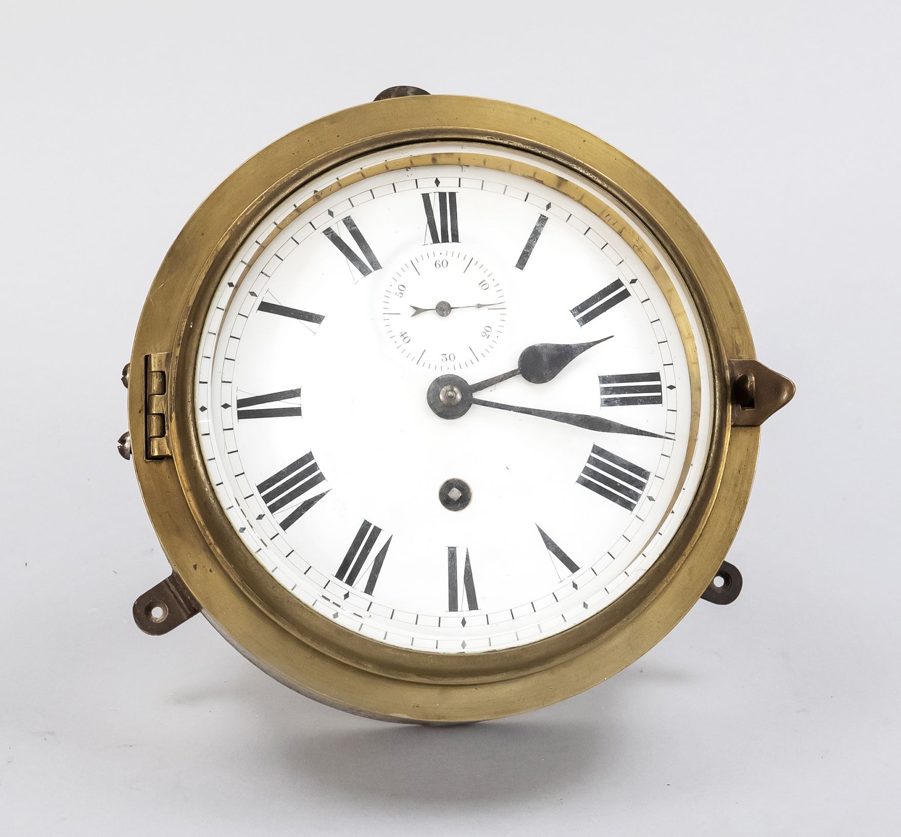 Null 黄铜船钟，白色珐琅表盘，罗马数字和发黑的指针，12点钟位置的秒针，铰链玻璃边缘的刻面平面玻璃，机芯启动，长18厘米，长9厘米