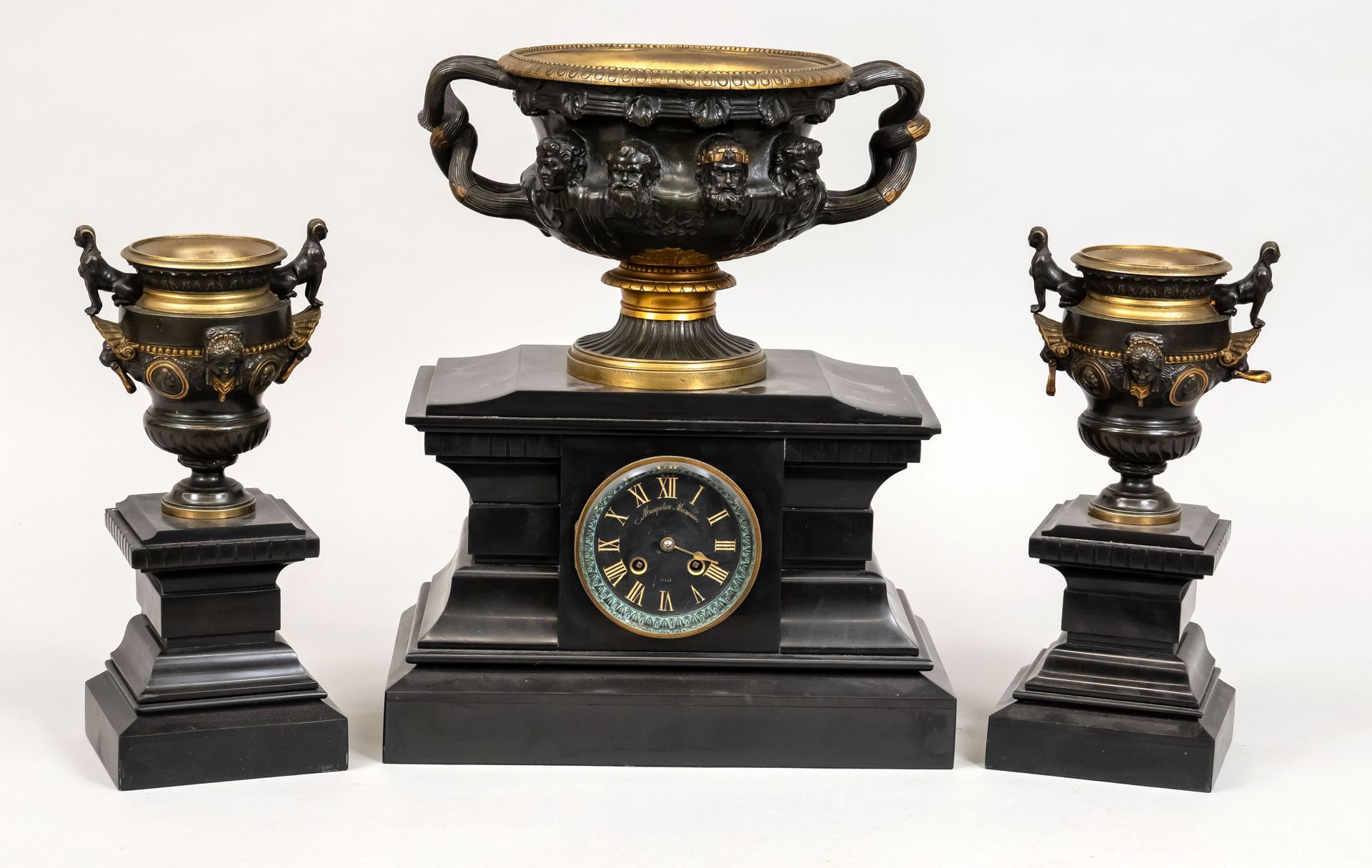 Null 带大碗的时钟套装，黑色大理石，刻有Masquelier Manessier Lille的字样，19世纪下半叶，建筑结构上的大碗，青铜白铸铁，内部镀金，&hellip;