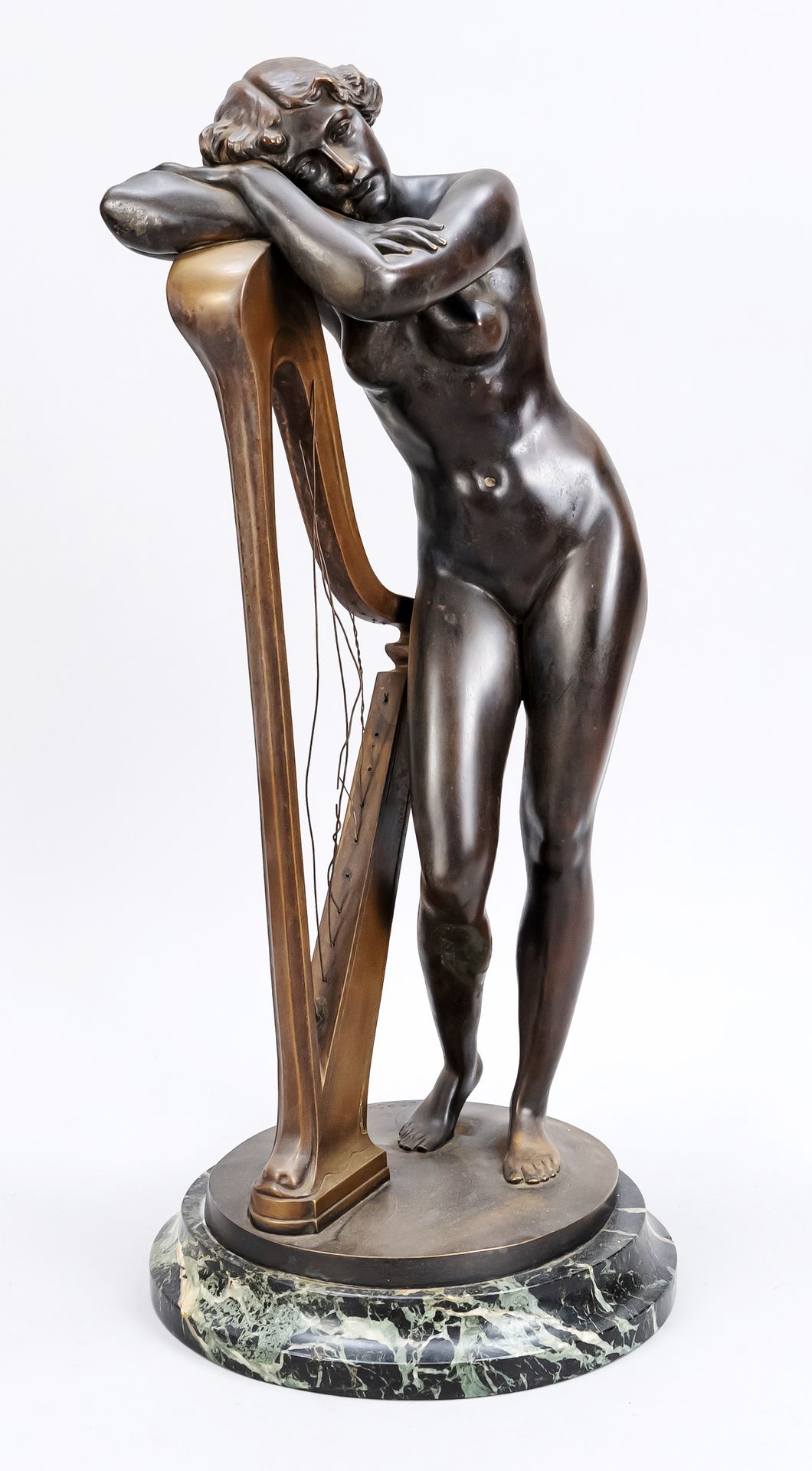 Null Ferdinand Lepcke (1866-1909)，靠在竖琴上的梦幻女郎，圆形大理石基座上的青铜，支架上有Gladenbeck的签名和铸造标记，&hellip;