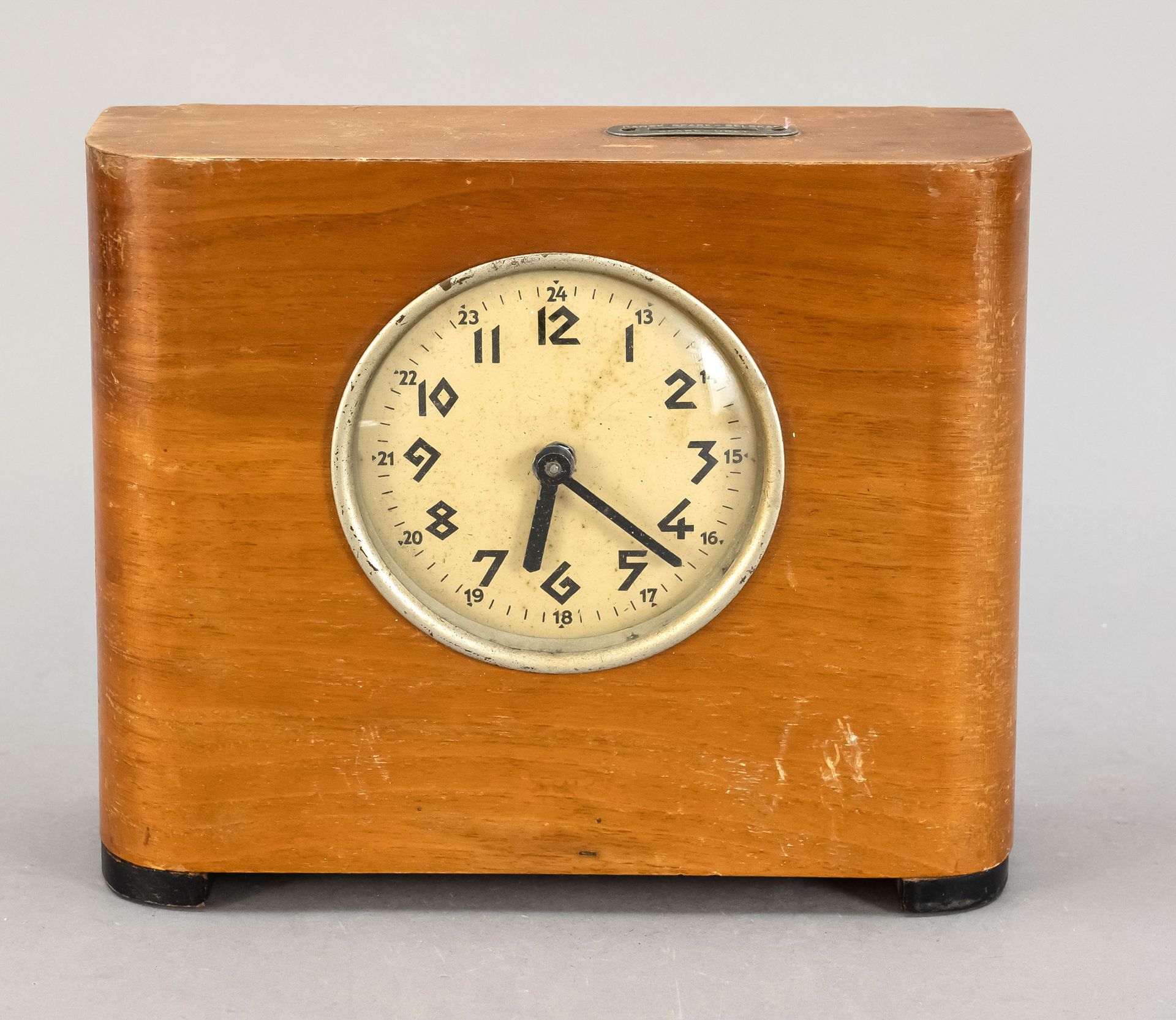 Null 1930年左右丹麦储蓄银行的钱箱钟，浅色的木头，乌黑的脚，带有简单的针杆机芯，金属表盘上有阿拉伯数字，黑色的指针，没有运行的弹簧缺陷，高19厘米，宽2&hellip;