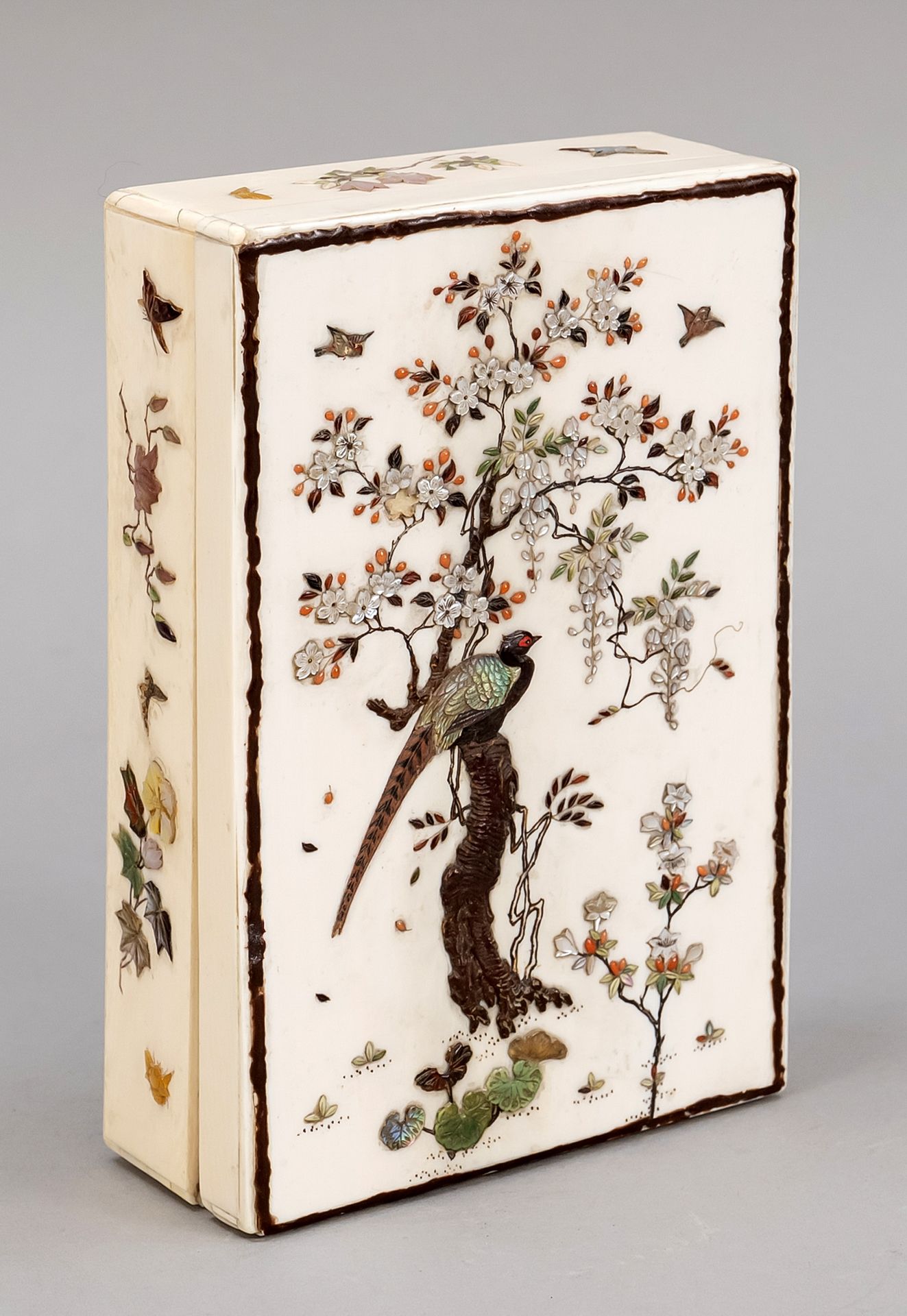 Null Shibayama盖盒，日本，20世纪初。 长方形的象牙盒身，嵌有各种材料，主要是珍珠母。盖子上的主要场景是一只野鸡在一棵开花的梅树上，鸟儿飞来飞去，&hellip;