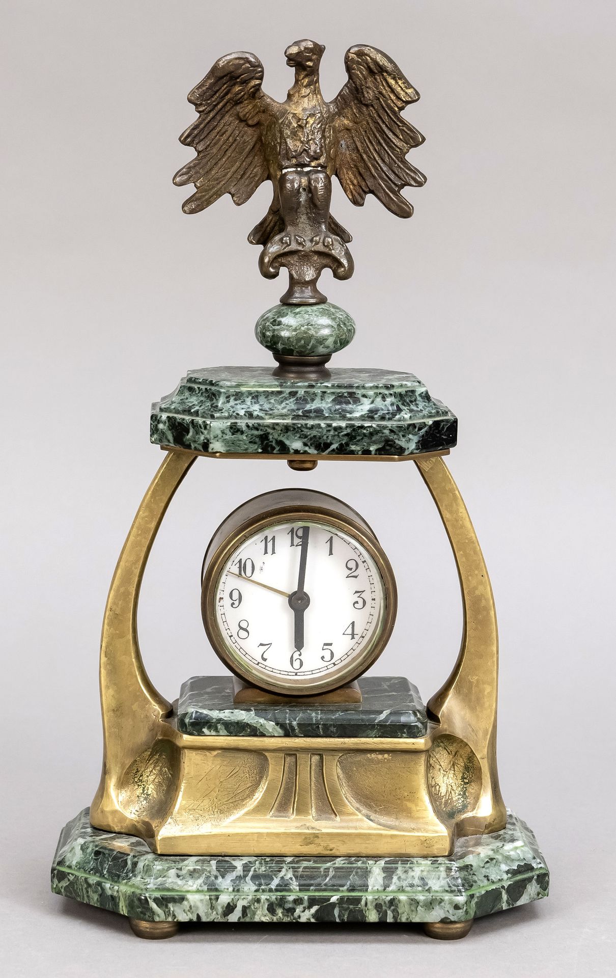 Null Art Nouveau table clock, green marble and brass decoration, with attached e&hellip;