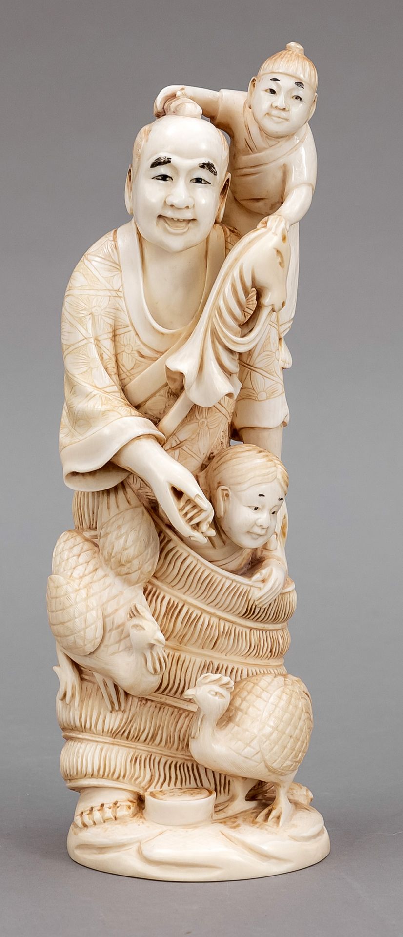 Null Group of ivory (okimono), Japan, around 1900 (Meiji). Openwork carving of a&hellip;