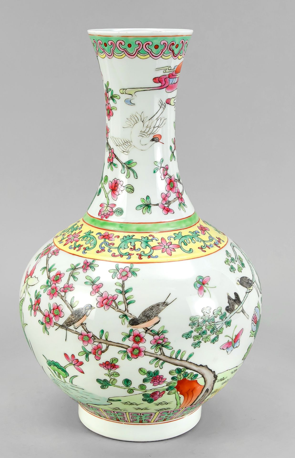 Null 法米勒玫瑰花瓶，中国，民国时期。周围有鸟和花草的装饰。底座下有一个红色的橡胶印章，稍有摩擦，高39厘米。
