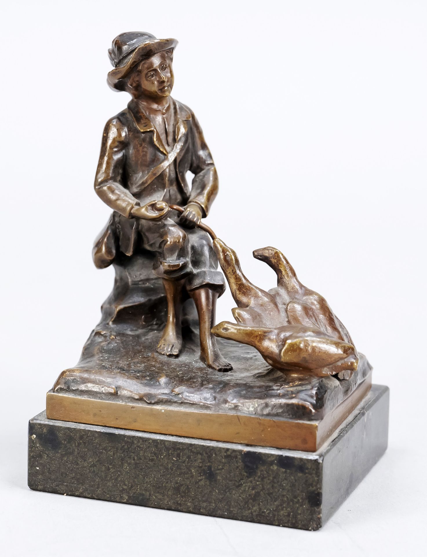 Null W. Böhm, sculpteur vers 1900, jeune berger avec trois oies, bronze à patine&hellip;