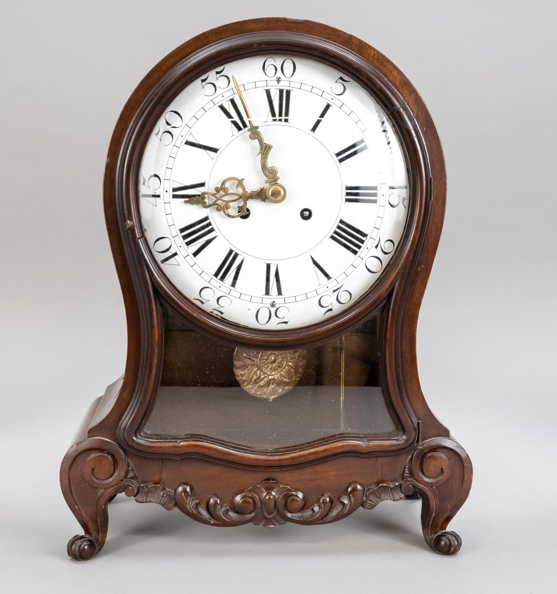 Null 大型木制台钟，机芯标记为Uhrenfabrikation Mhlheim，约1910年，大的白色珐琅表盘上有罗马数字，镀金指针，前窗格分割，两侧有釉面&hellip;