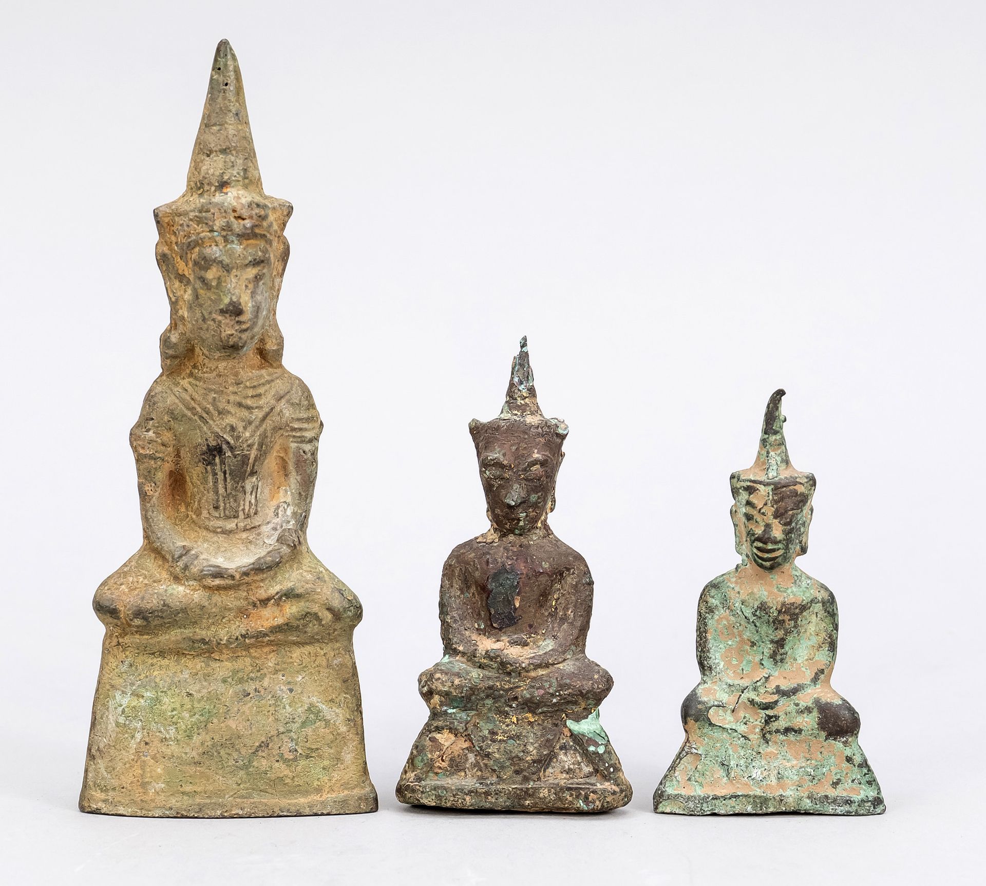 Null 3个小佛像，泰国，18/19世纪，填充青铜，都坐在底座上，有些地方有残留的镀金，高达16厘米