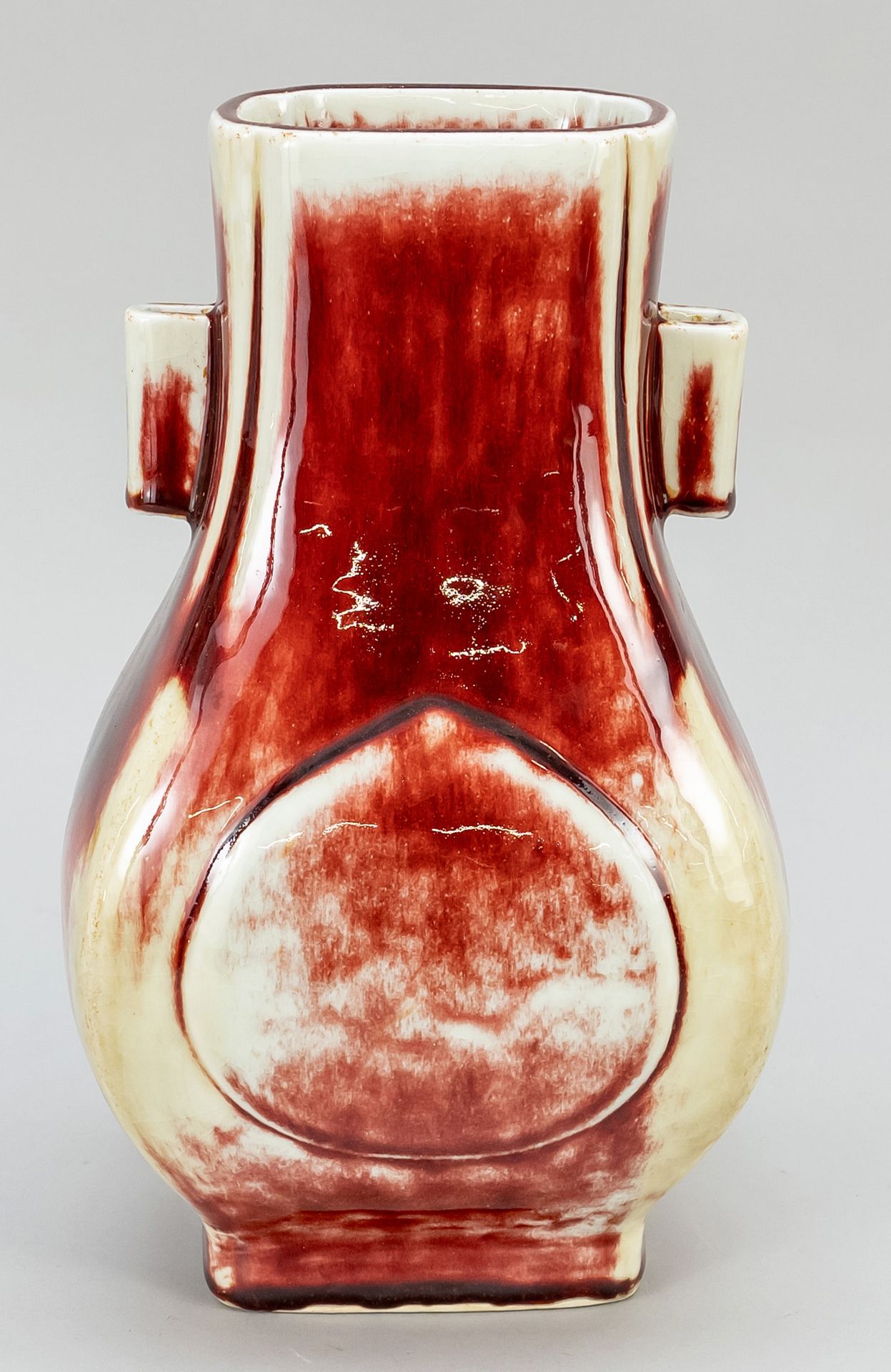 Null 胡氏花瓶，中国，19/20世纪，颈部有裂纹，管状把手。Flambé 釉面。底下有一个印有6字的光绪款，高32厘米。