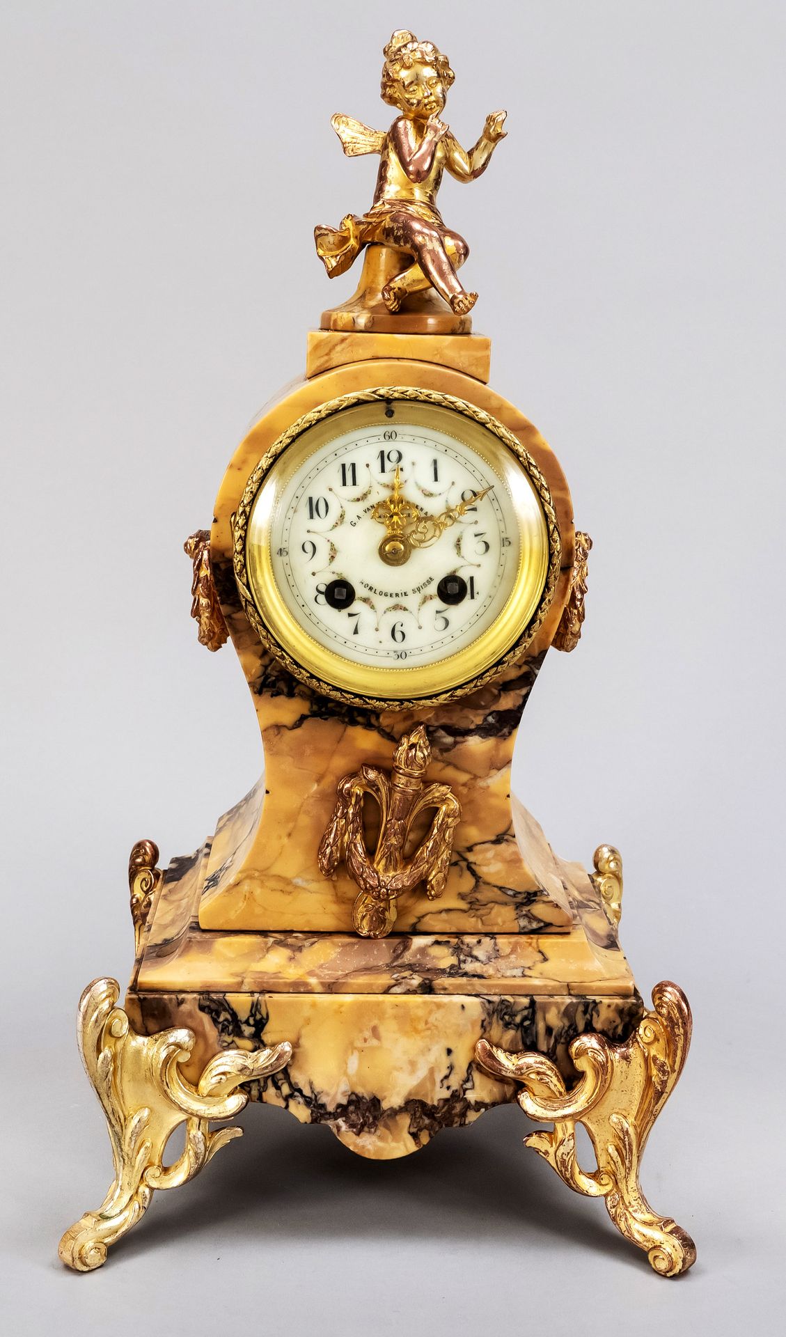 Null française. Pendule en marbre, 2ème moitié du 19e s., marbrée brun doré, sur&hellip;