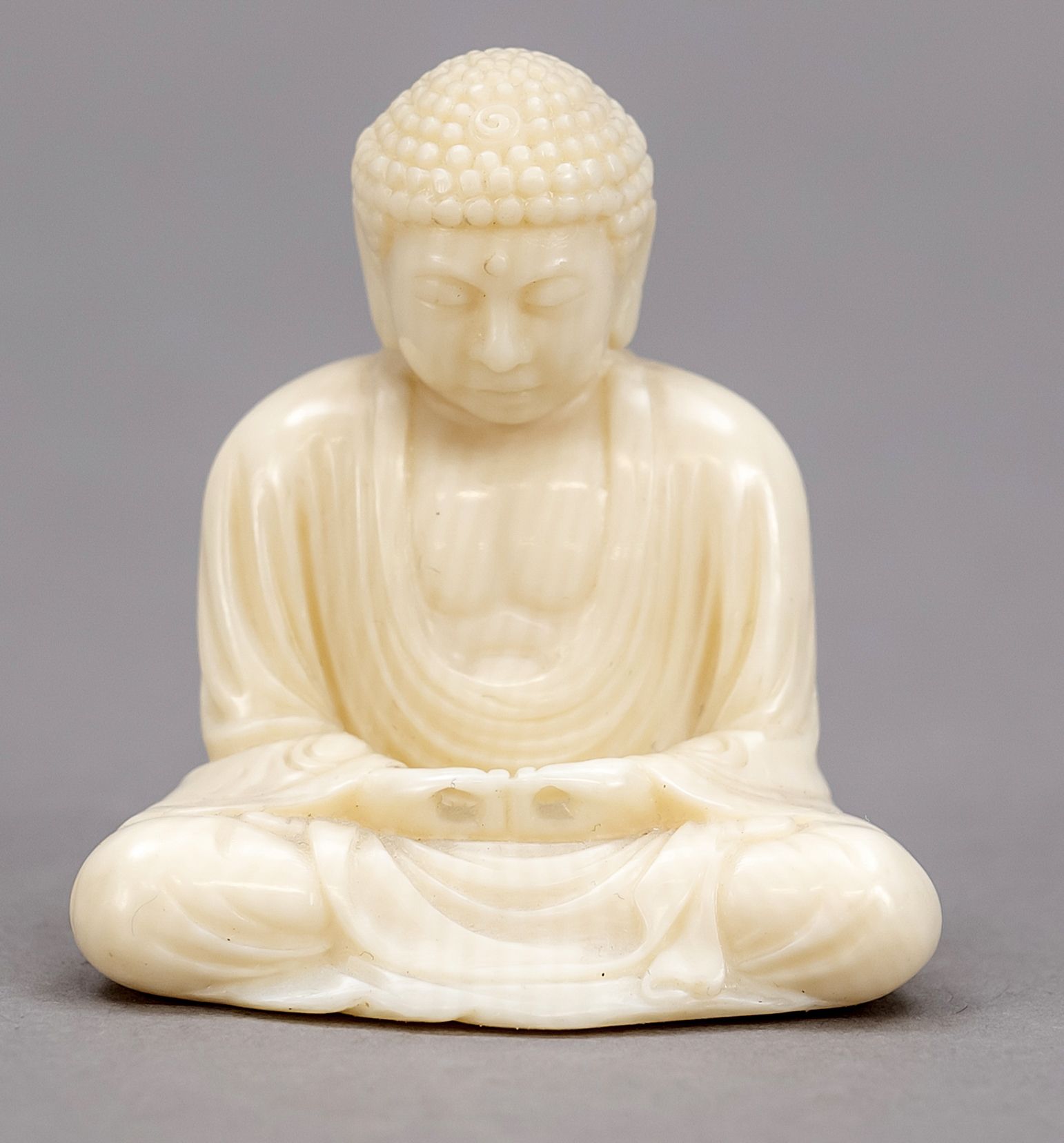 Null Kleine Buddhafigur, China/Japan, um 1900. Sehr fein gearbeitete Elfenbeinsc&hellip;