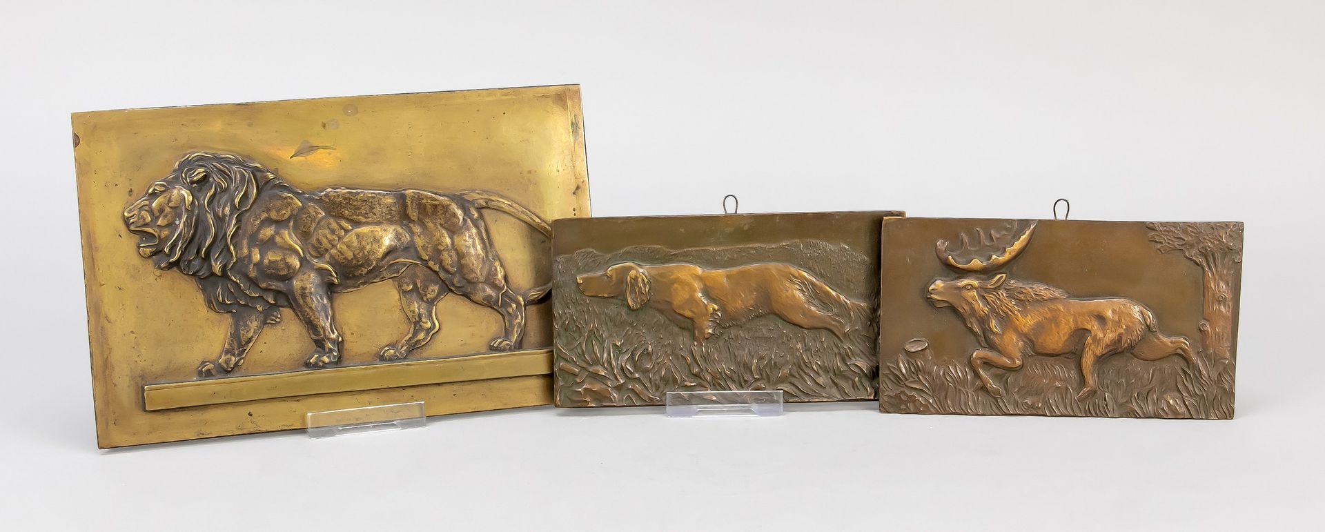 Null 3件动物图案的浮雕，约1900年，麋鹿、猎狗和狮子，每件都是铜制的，没有签名，尺寸为15 x 23.5厘米