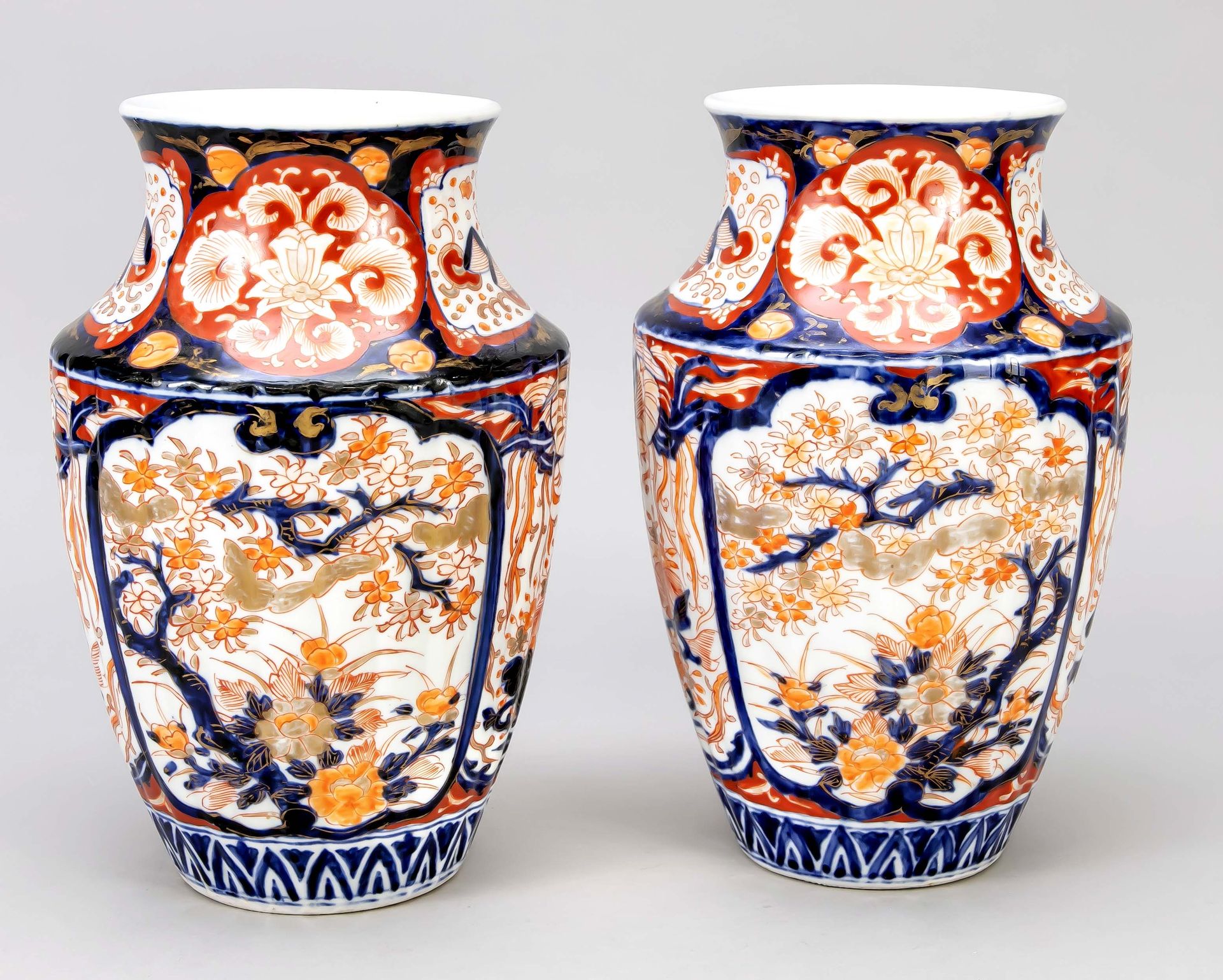 Null 一对伊万里花瓶，日本，19世纪，肋壁，宽的微缩颈。典型的伊万里装饰，带有理想化的自然剪影的大储备，高26厘米。