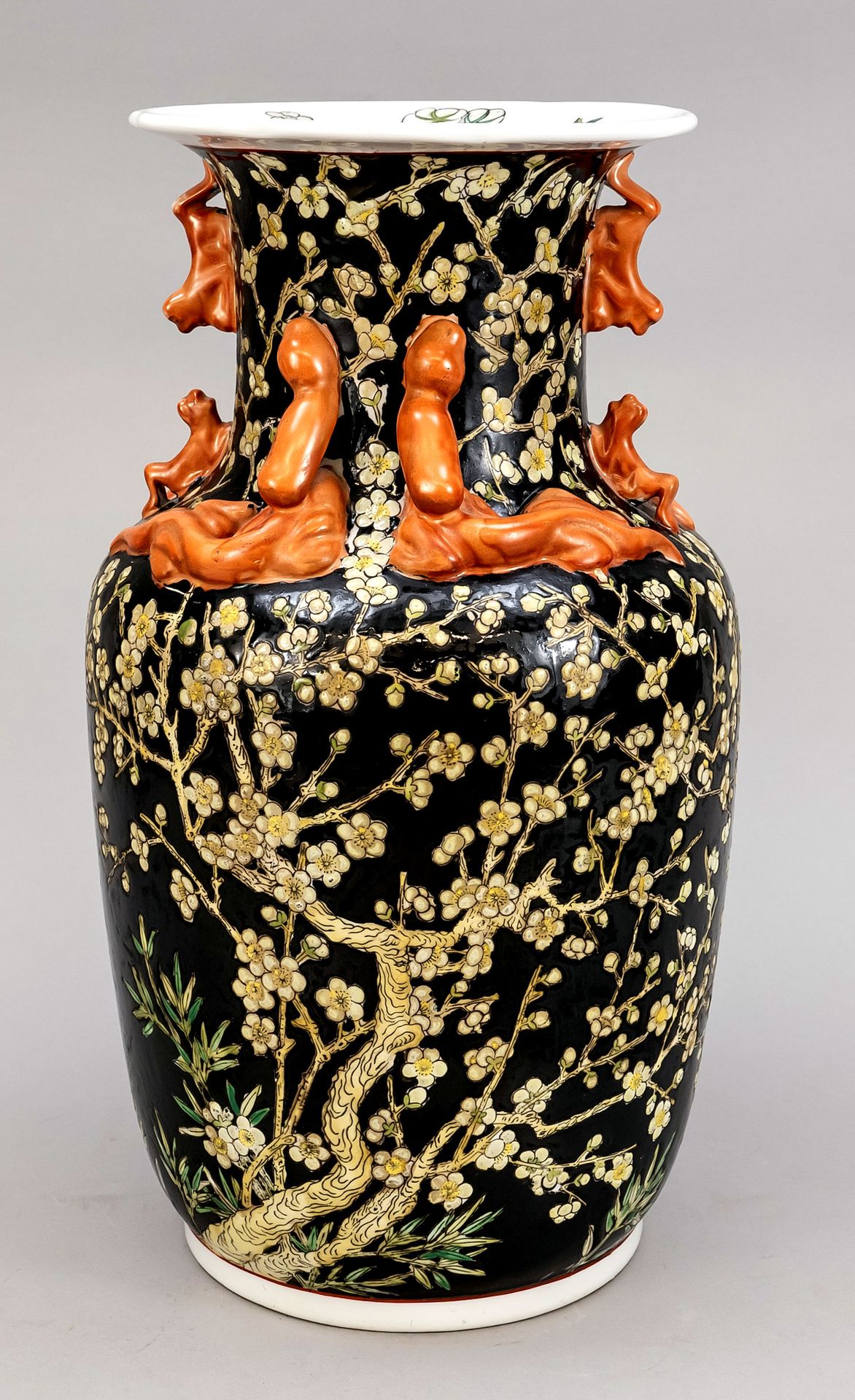 Null Vase balustre Famille Verte à fond noir, Chine, époque République. Décoré s&hellip;