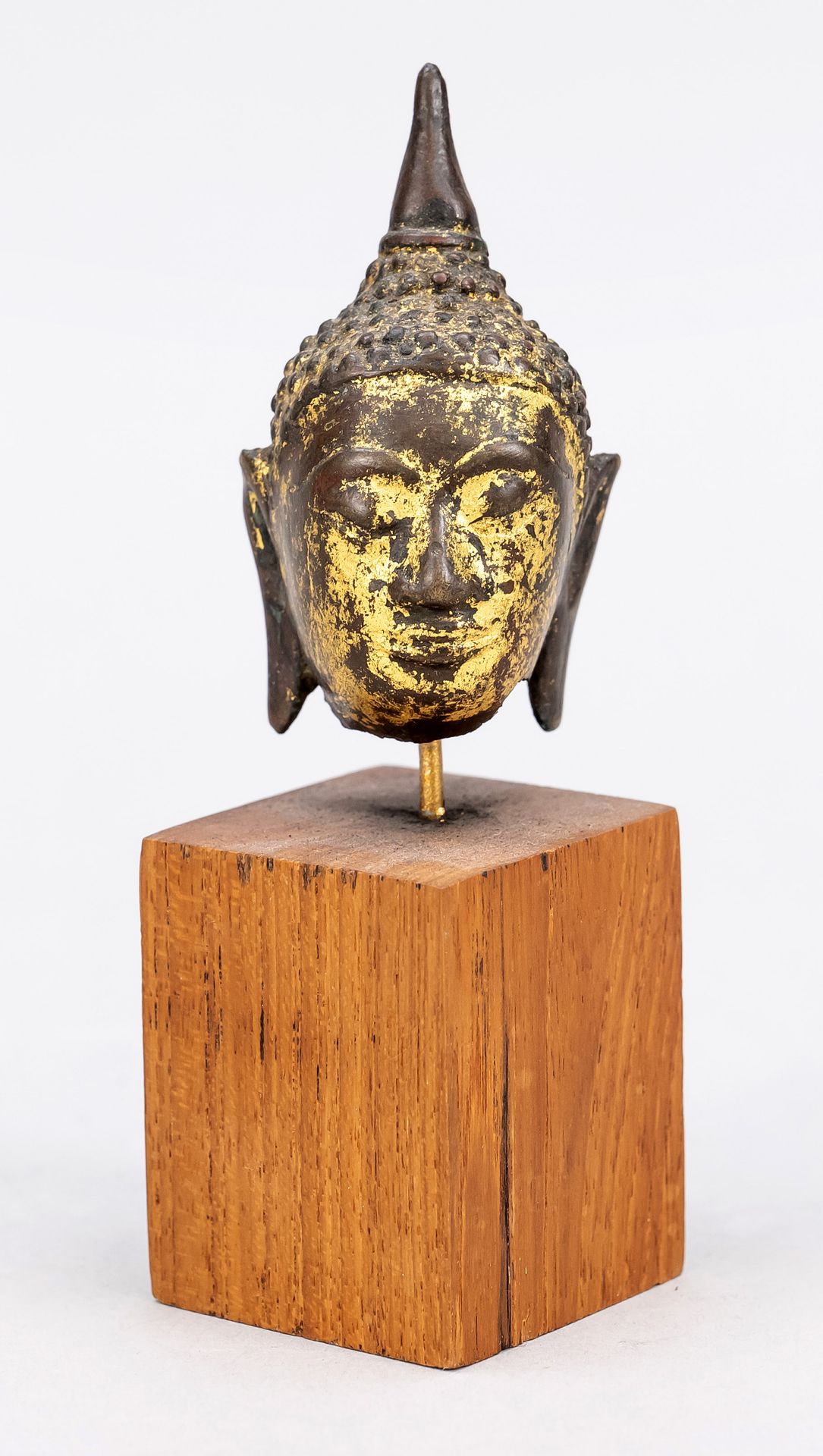 Null 佛头（碎片），泰国，18/19世纪，青铜，有残留的镀金。安装在一个木质底座上，高12厘米。