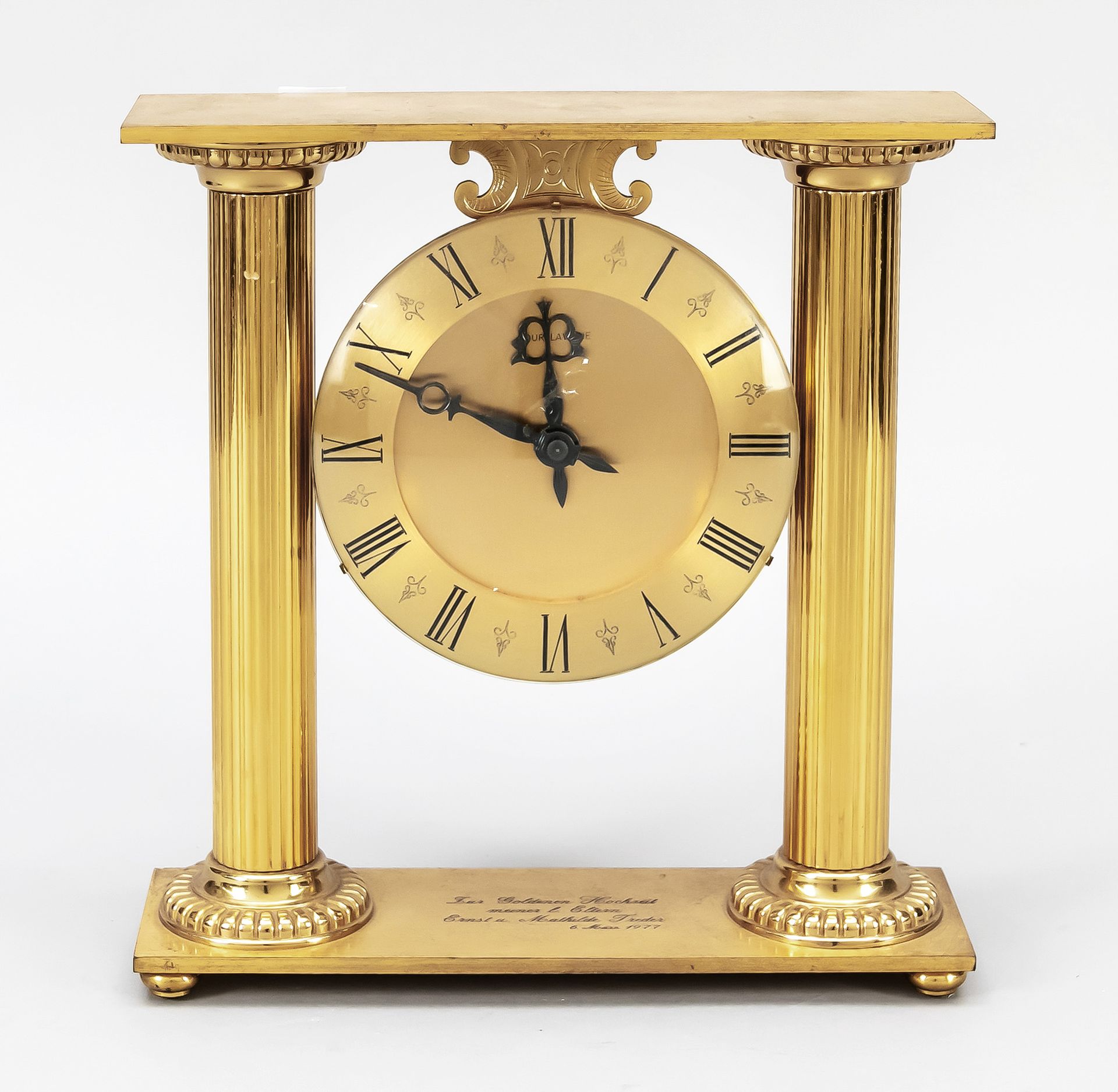 Null 黄铜镀金桌钟，有2根柱子，刻有Hour Lavigne，脚下有1977年的献词，镀金表盘上有罗马数字和发黑的指针，钟上有1/2小时的报时机芯，机芯正在&hellip;