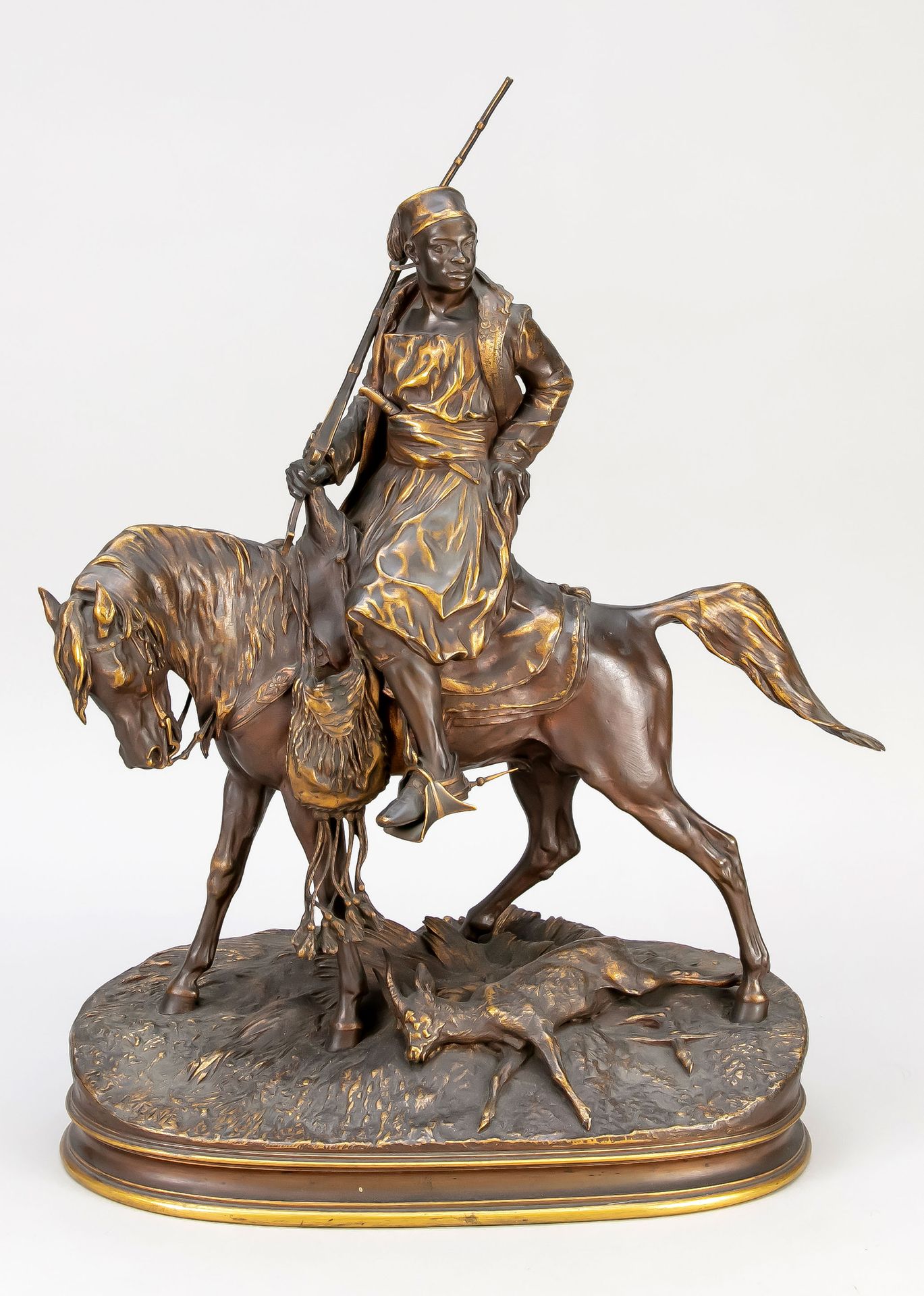 Null 皮埃尔-儒勒-梅内（1810-1879），马背上带着火枪的非洲人和被杀死的公鹿，棕金色的青铜，在长方形的地形基座上签名，高51厘米。