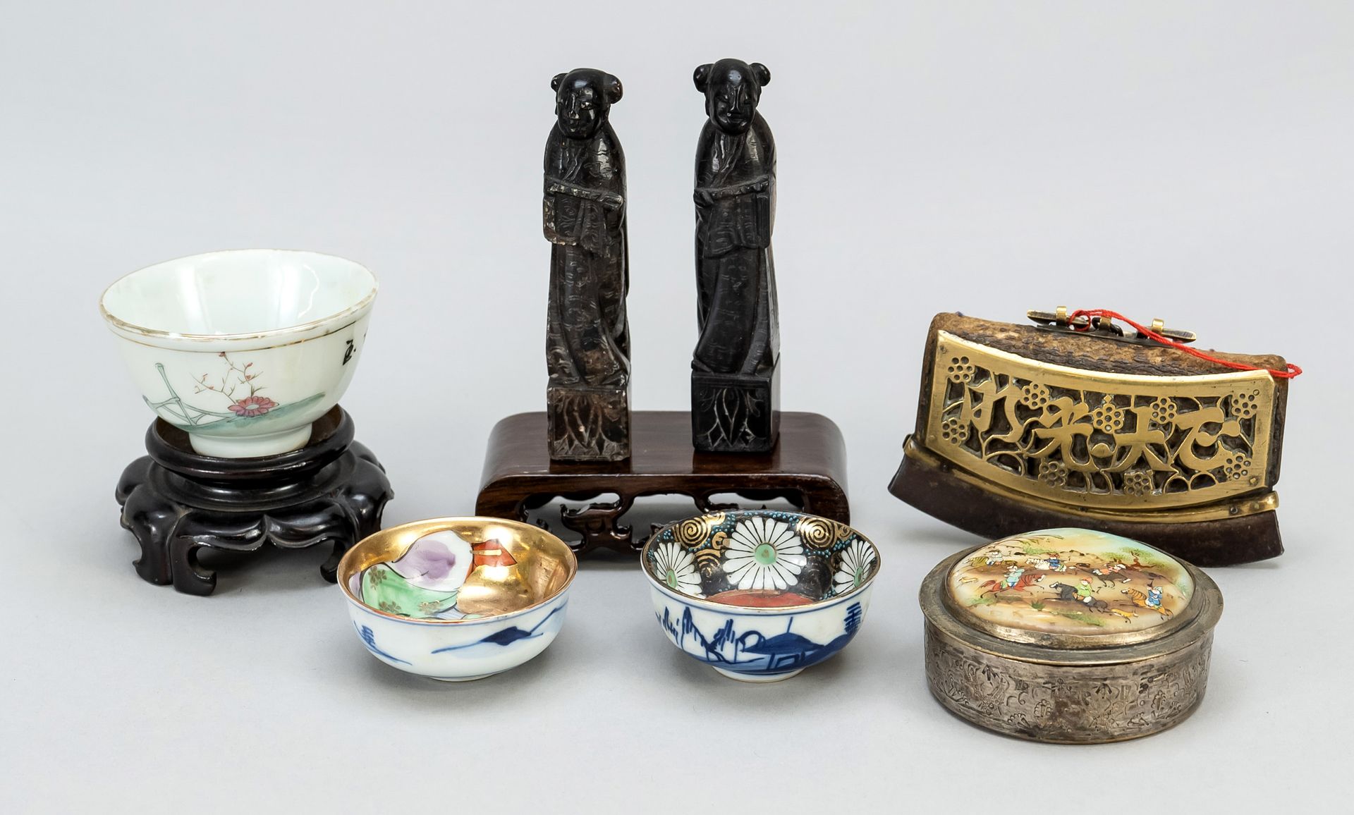 Null 亚洲混合拍品，包括：一个珍珠母上有微型绘画的圆盖盒，一个西藏钱包，一对石雕（印章），3个小轿子和2个木制底座。最高10厘米