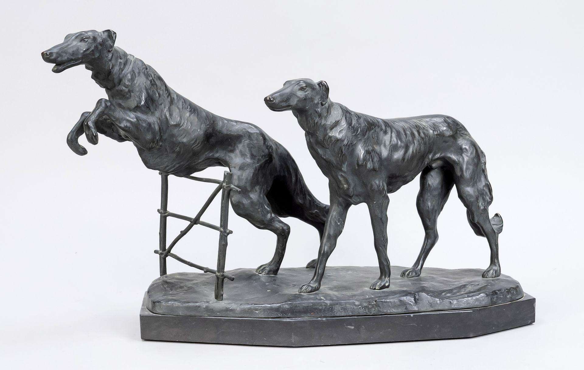 Null 鲁道夫-凯斯巴赫（1873-1955），两只波尔佐犬，长方形地形基座上的青铜，八角形大理石板，基座上有签名，34 x 54 x 19厘米