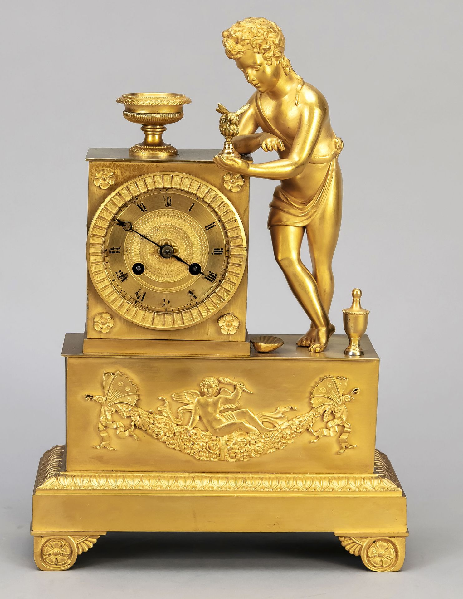 Null Pendule Empire Garçon avec insecte, 1ère moitié du 19e siècle, dorée à l'or&hellip;