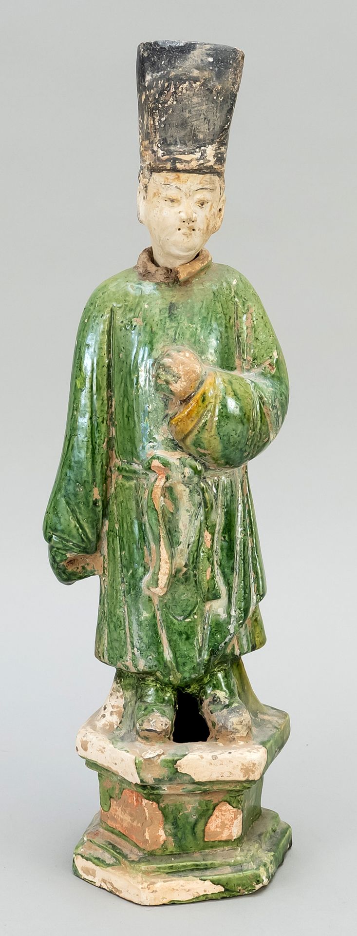 Null 泥塑，中国，年代不详（唐朝时期）。图中放置在一个六角形的底座上，有插入的头。部分上色，底座和袍子为三彩釉，高41厘米。