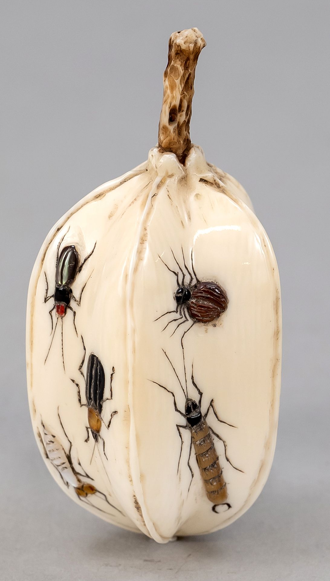Null Shibayama Okimono（杨桃形），日本，约1900年（明治）。逼真的、完全可塑的水果表现为象牙雕刻，并镶嵌有珍珠母和其他材料的各种昆虫的形&hellip;