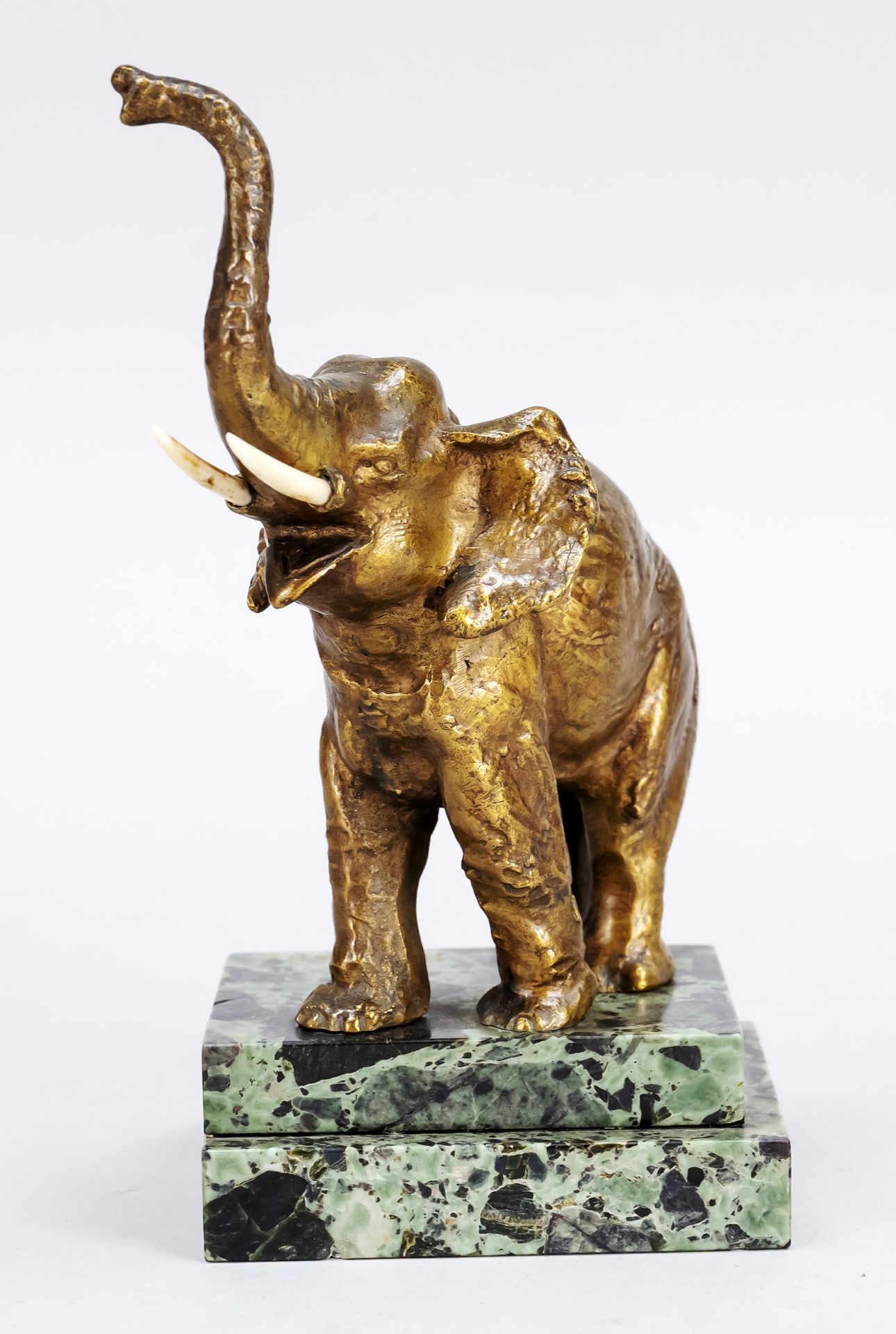 Null Irénée Rochard (1906-1984)，大象，有凸起的躯干和骨质的象牙，青铜镀层，置于阶梯式大理石基座上，签名为 "Rochard"，高&hellip;