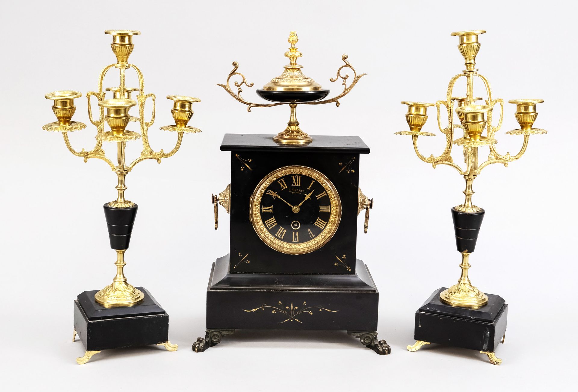 Null 壁炉钟套装，3件，19世纪末，标有J.Dusart Brxelles，黑色大理石上有金线刻画，冠以贝壳和罗卡，表盘上有罗马数字和镀金指针，刻面玻璃在镀&hellip;