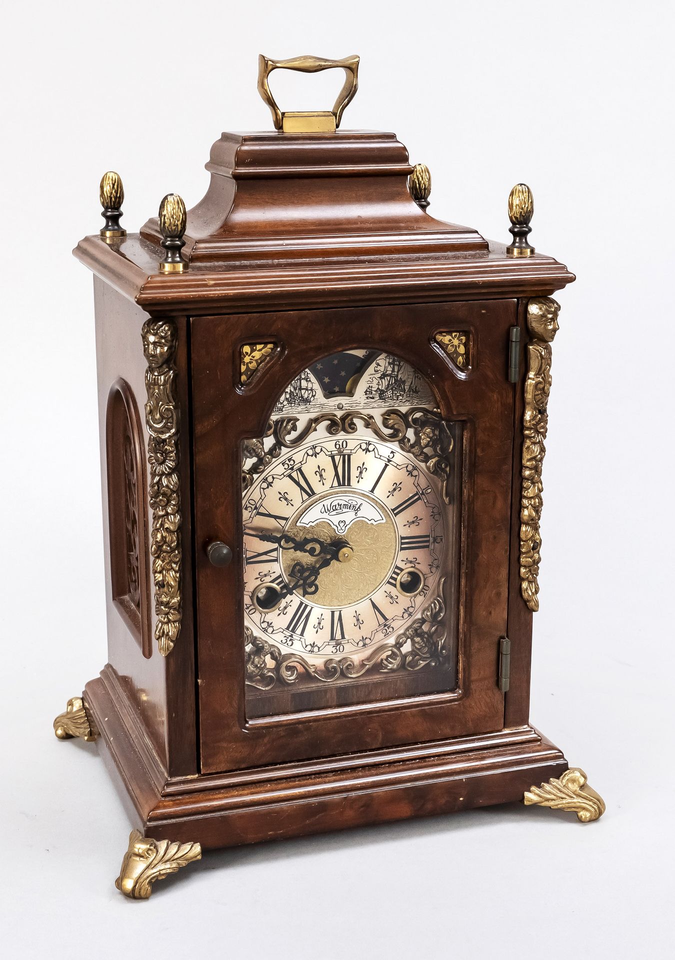 Null 英国台钟，20世纪，标记为Warmink London，木制，有镀金的手柄和松果，两侧的镂空声窗以织物为背景，表盘上有月相和罗马数字，银色的地面，发黑&hellip;
