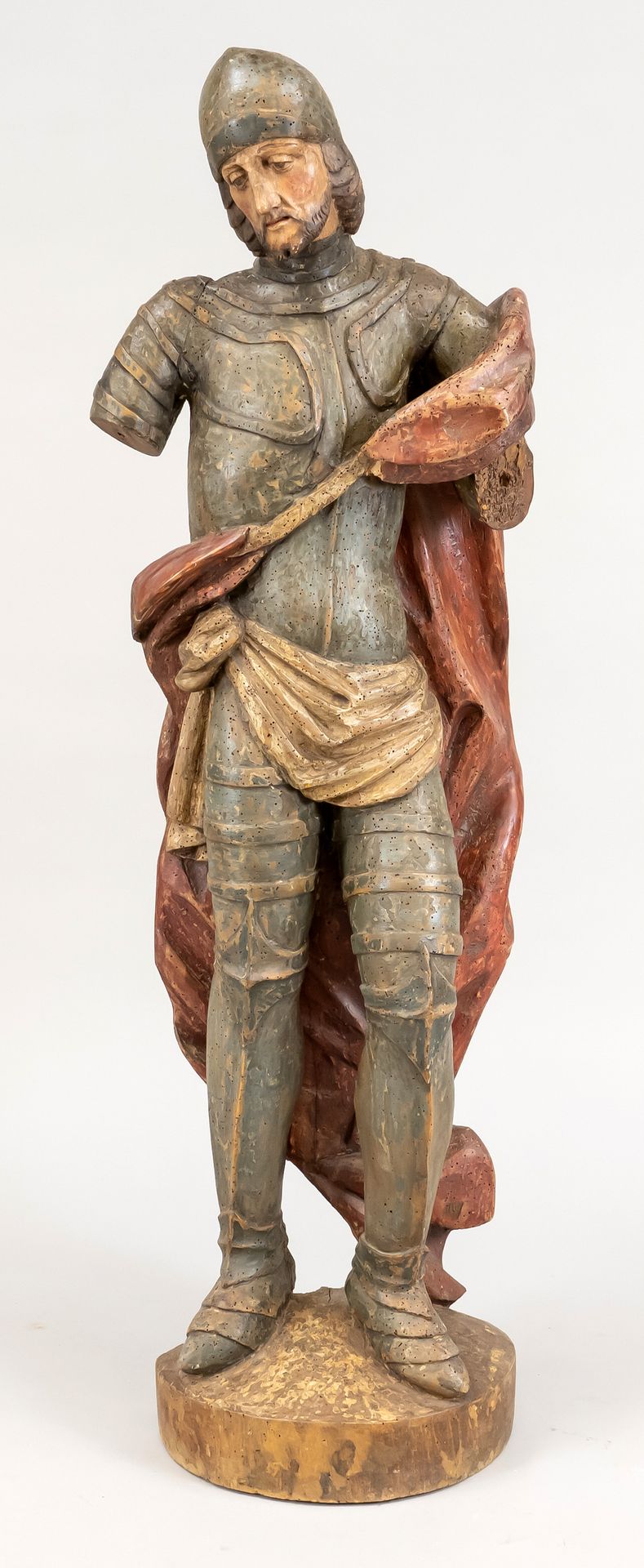 Null 17/18世纪的木雕艺术家，大型站立的骑士形象，身穿盔甲和红色斗篷，背面是扁平的镂空木雕，有多色的支架，有虫孔，手臂缺失，高115厘米