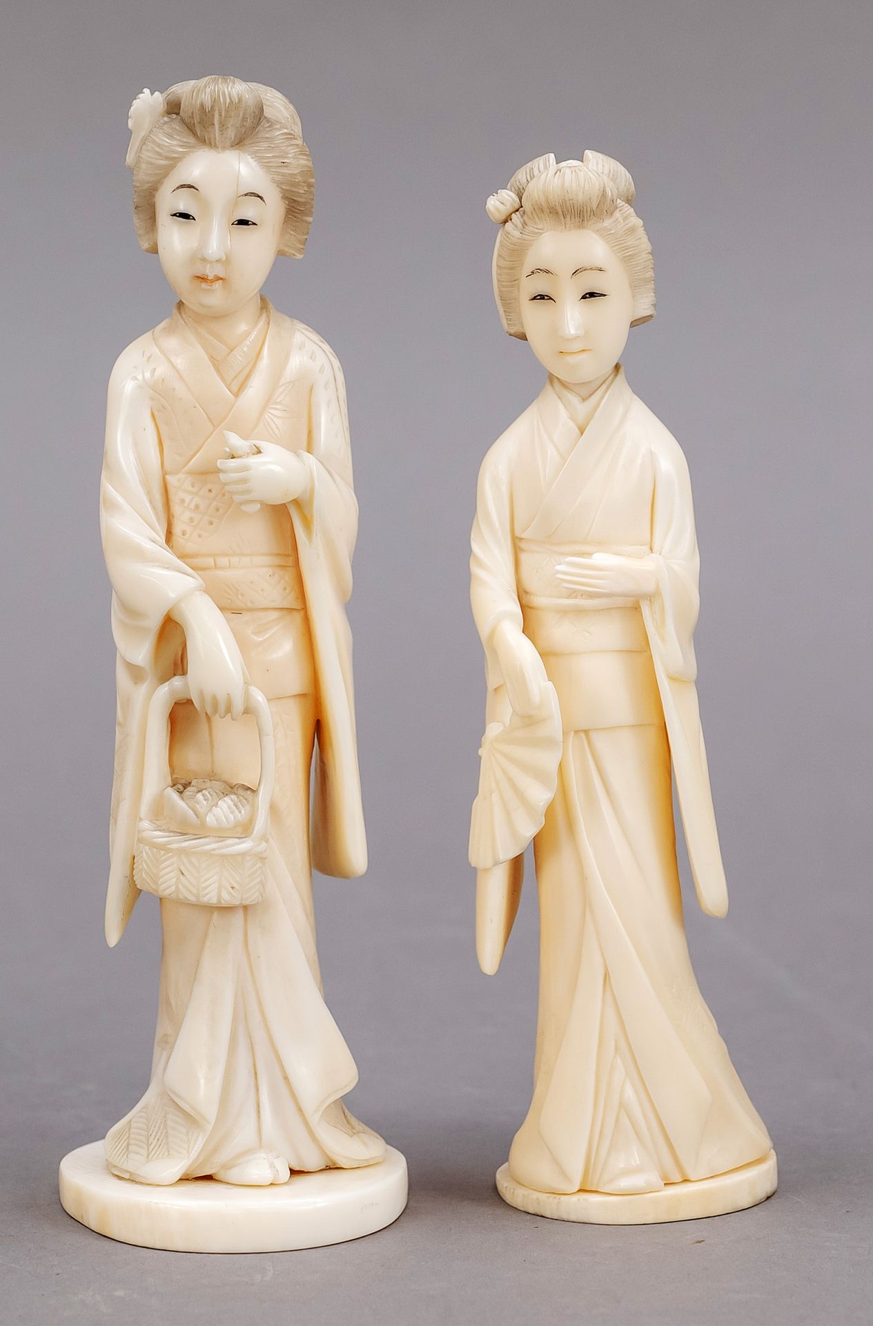 Null 2 Geishas (Okimono), Japan, um 1900 (meiji). Feine Elfenbeinschnitzereien, &hellip;